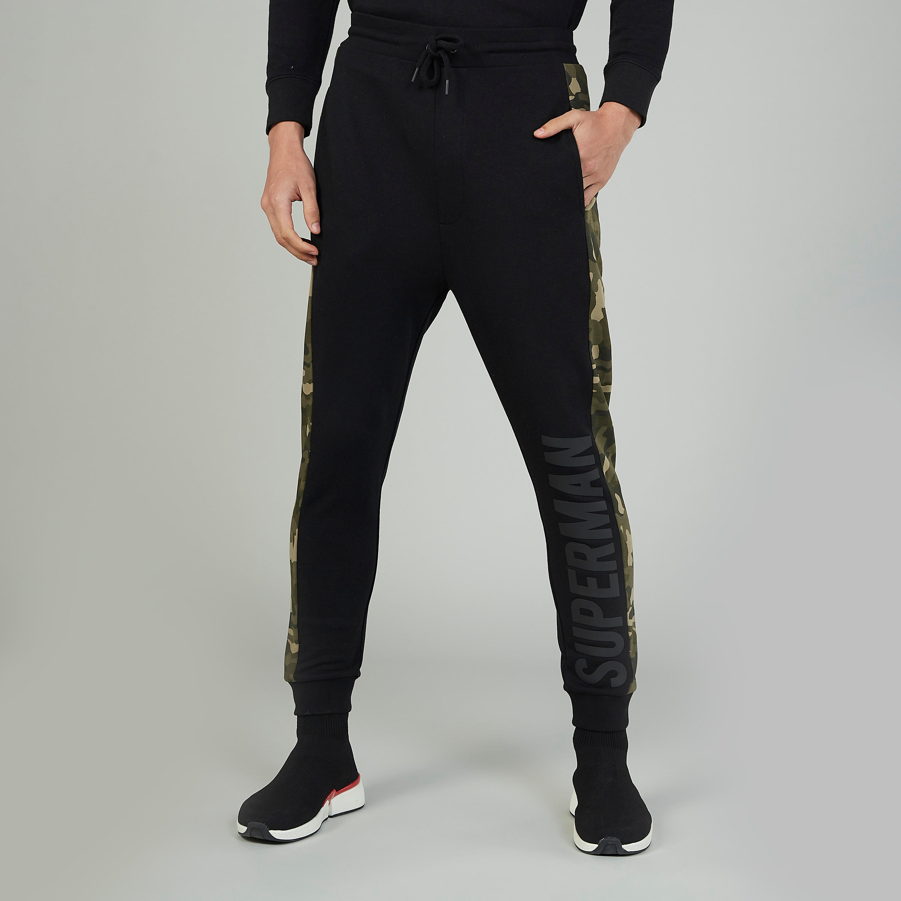 تيشيرت مستدام بياقة مستديرة وطبعات سمايلي وورلد -men-clothing-bottoms-joggers-image-1