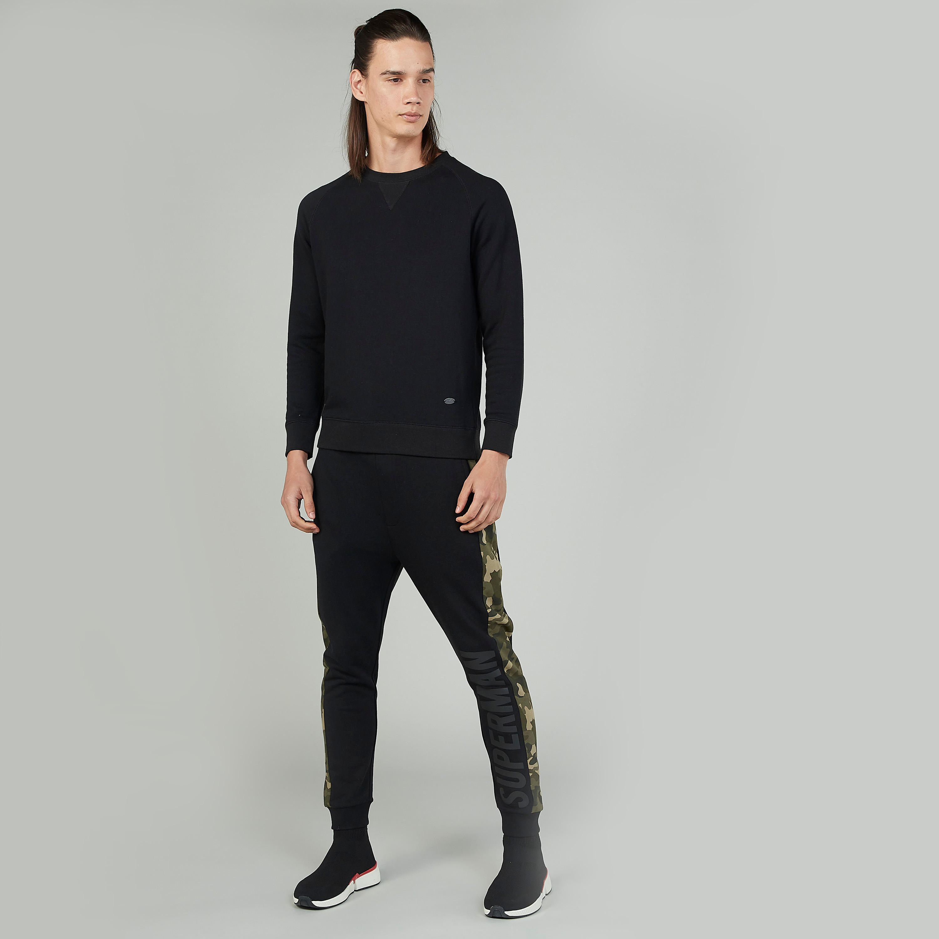 تيشيرت مستدام بياقة مستديرة وطبعات سمايلي وورلد -men-clothing-bottoms-joggers-image-2