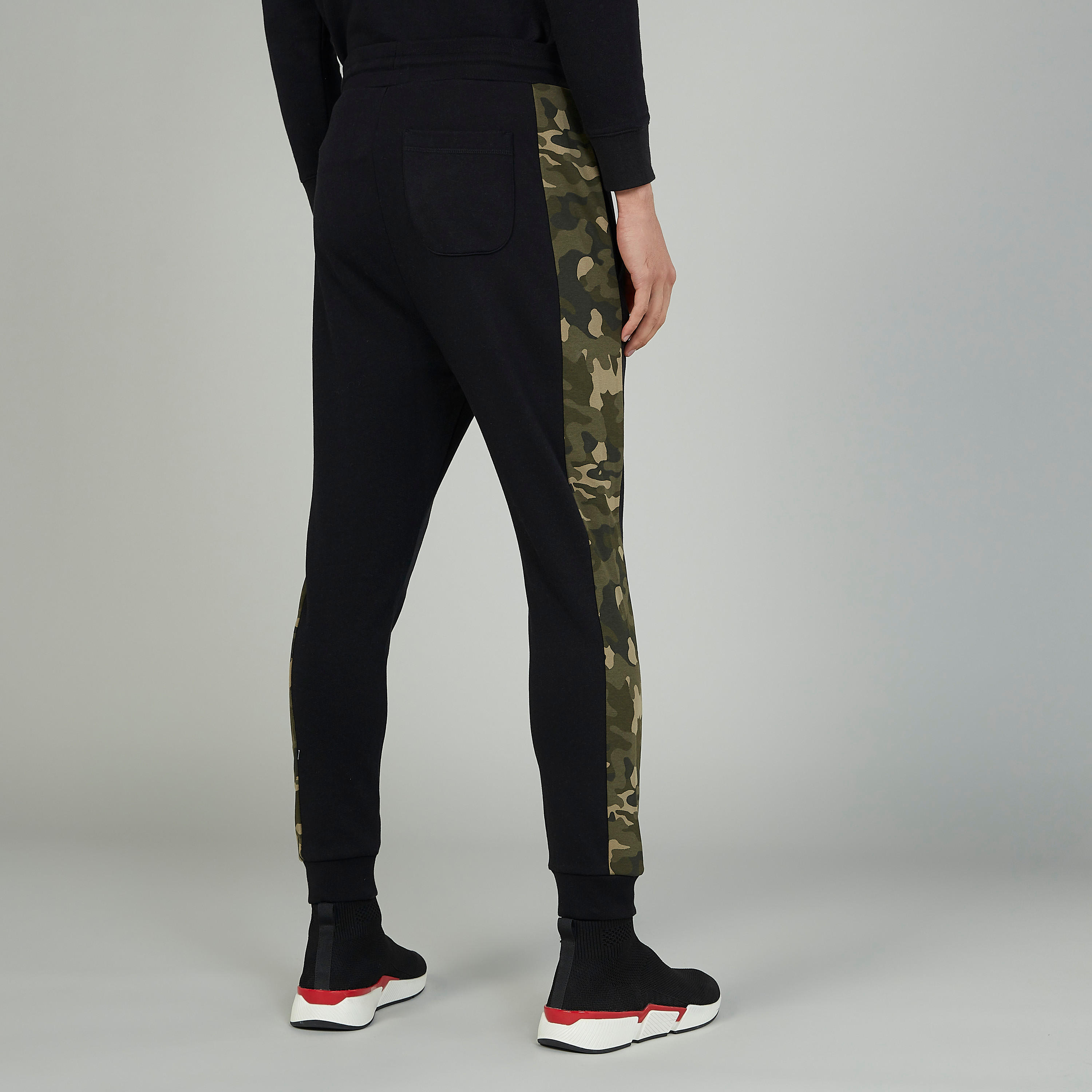 تيشيرت مستدام بياقة مستديرة وطبعات سمايلي وورلد -men-clothing-bottoms-joggers-image-3