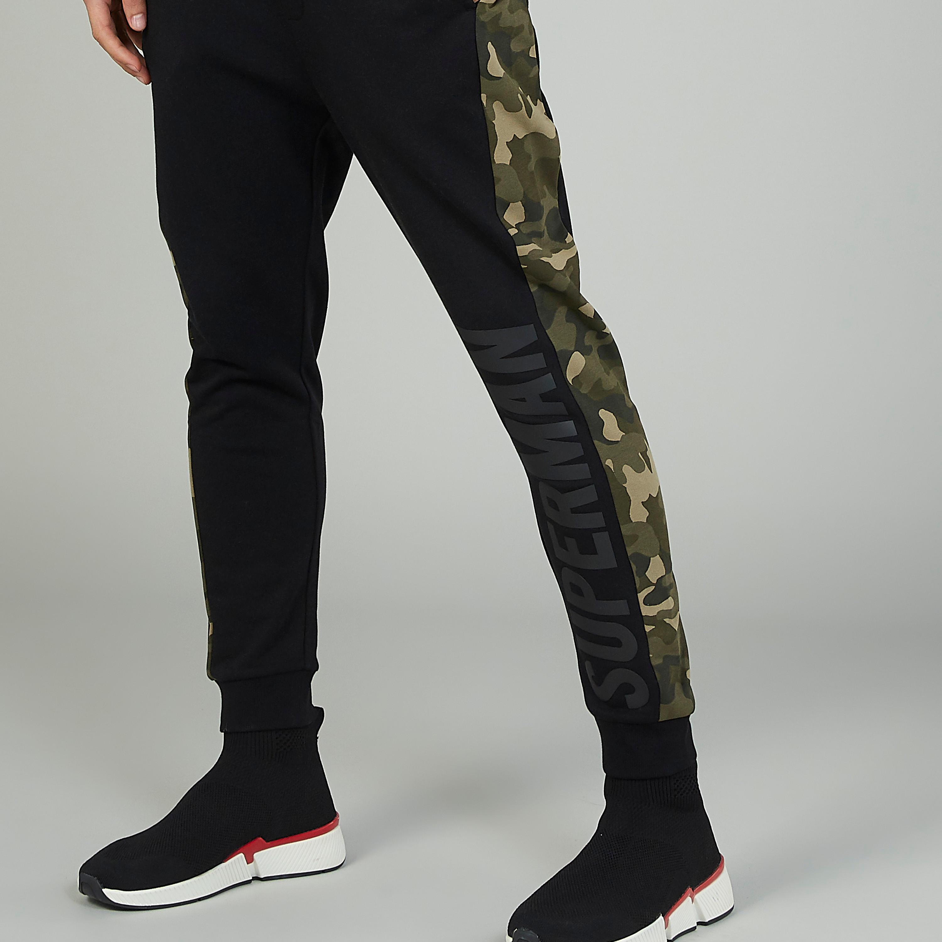 تيشيرت مستدام بياقة مستديرة وطبعات سمايلي وورلد -men-clothing-bottoms-joggers-image-4