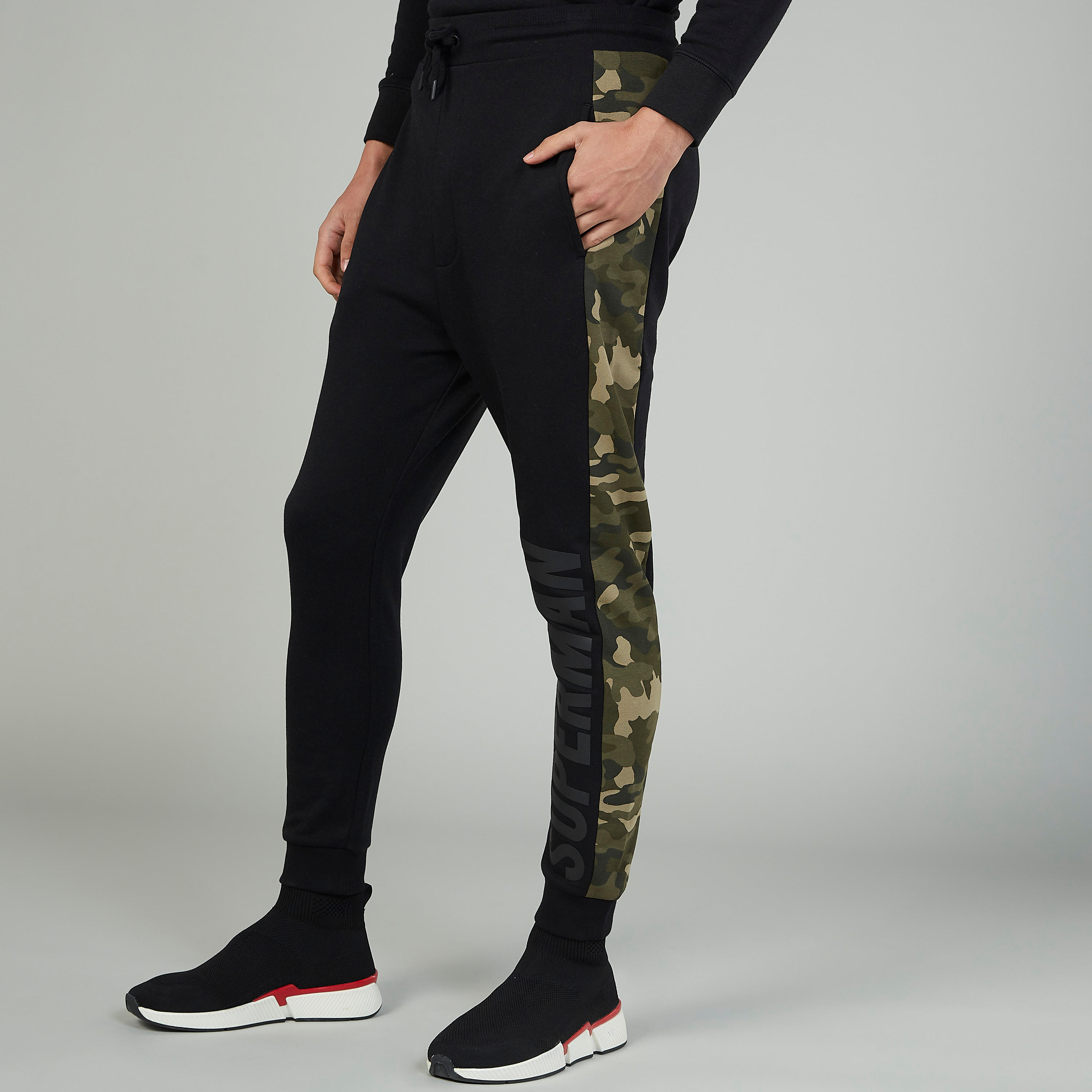 تيشيرت مستدام بياقة مستديرة وطبعات سمايلي وورلد -men-clothing-bottoms-joggers-image-5