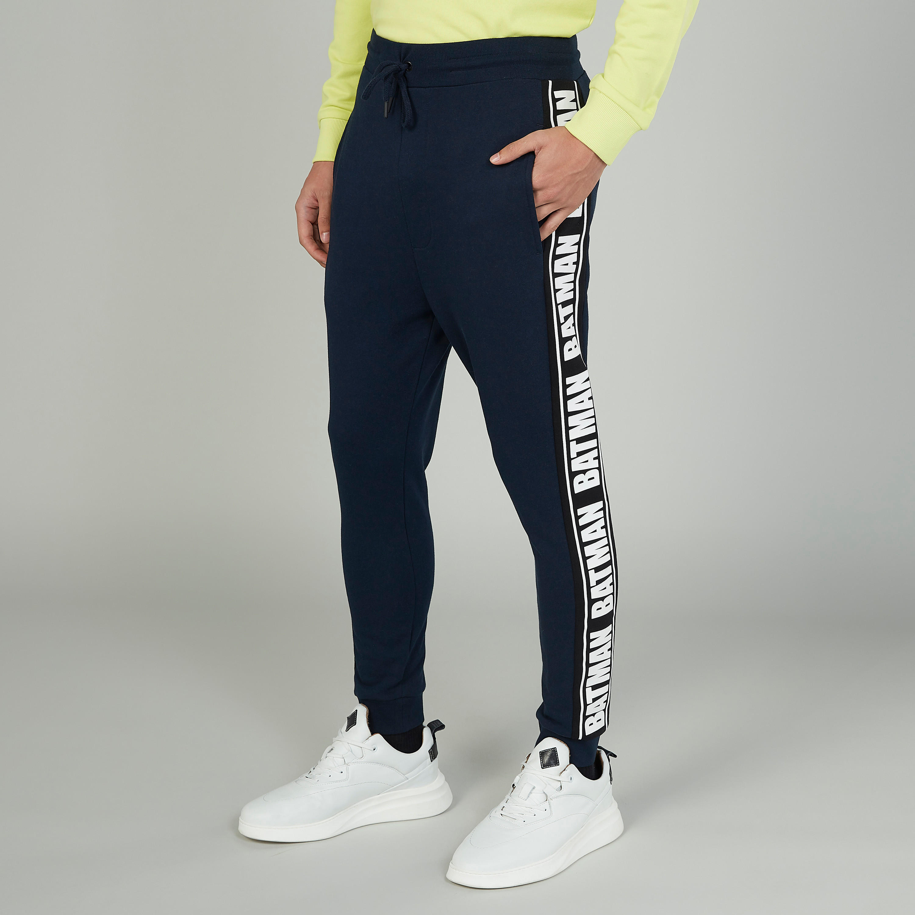 بنطلون رياضي مستدام بتفاصيل جيوب وطبعات سمايلي وورلد-men-clothing-bottoms-joggers-image-1
