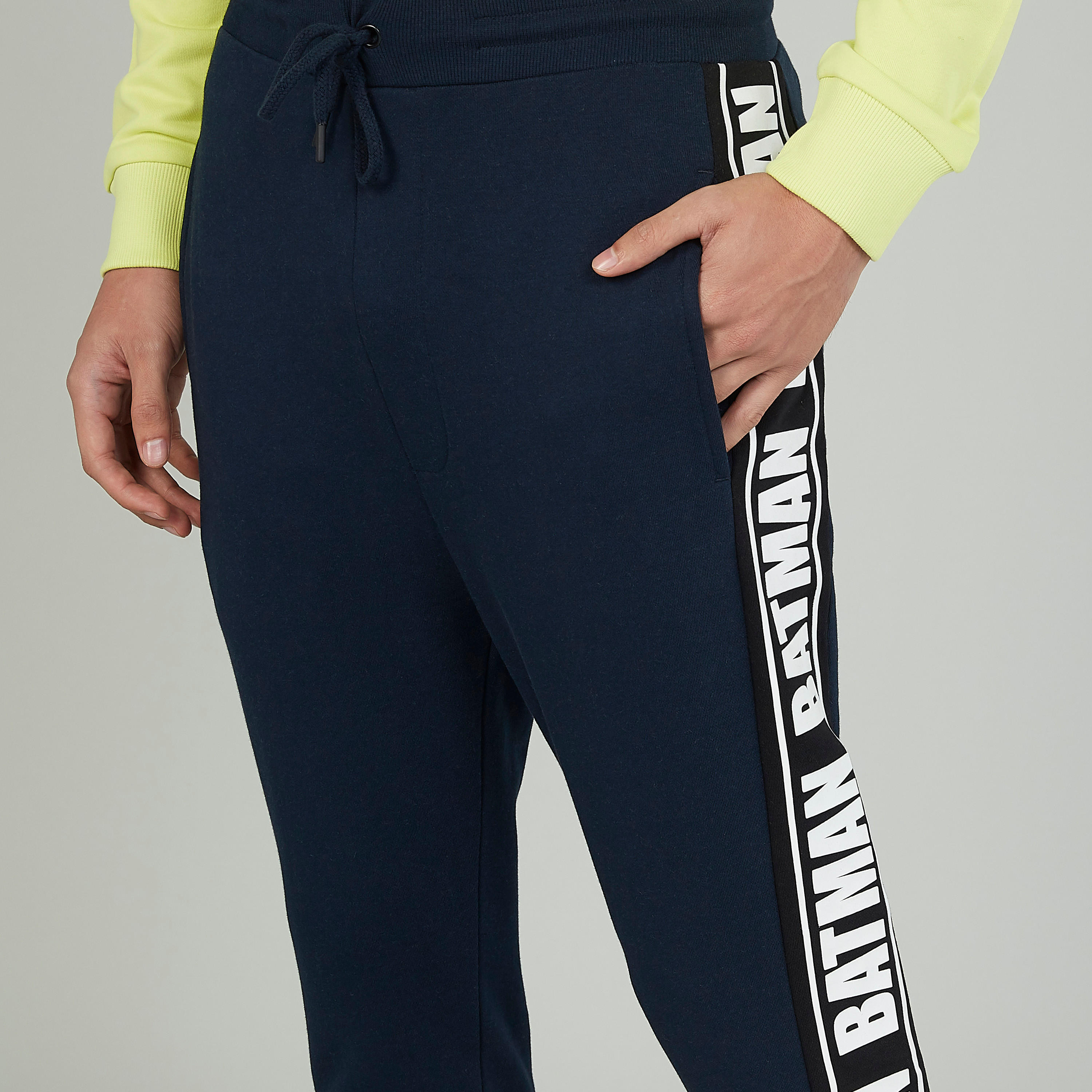 بنطلون رياضي مستدام بتفاصيل جيوب وطبعات سمايلي وورلد-men-clothing-bottoms-joggers-image-3