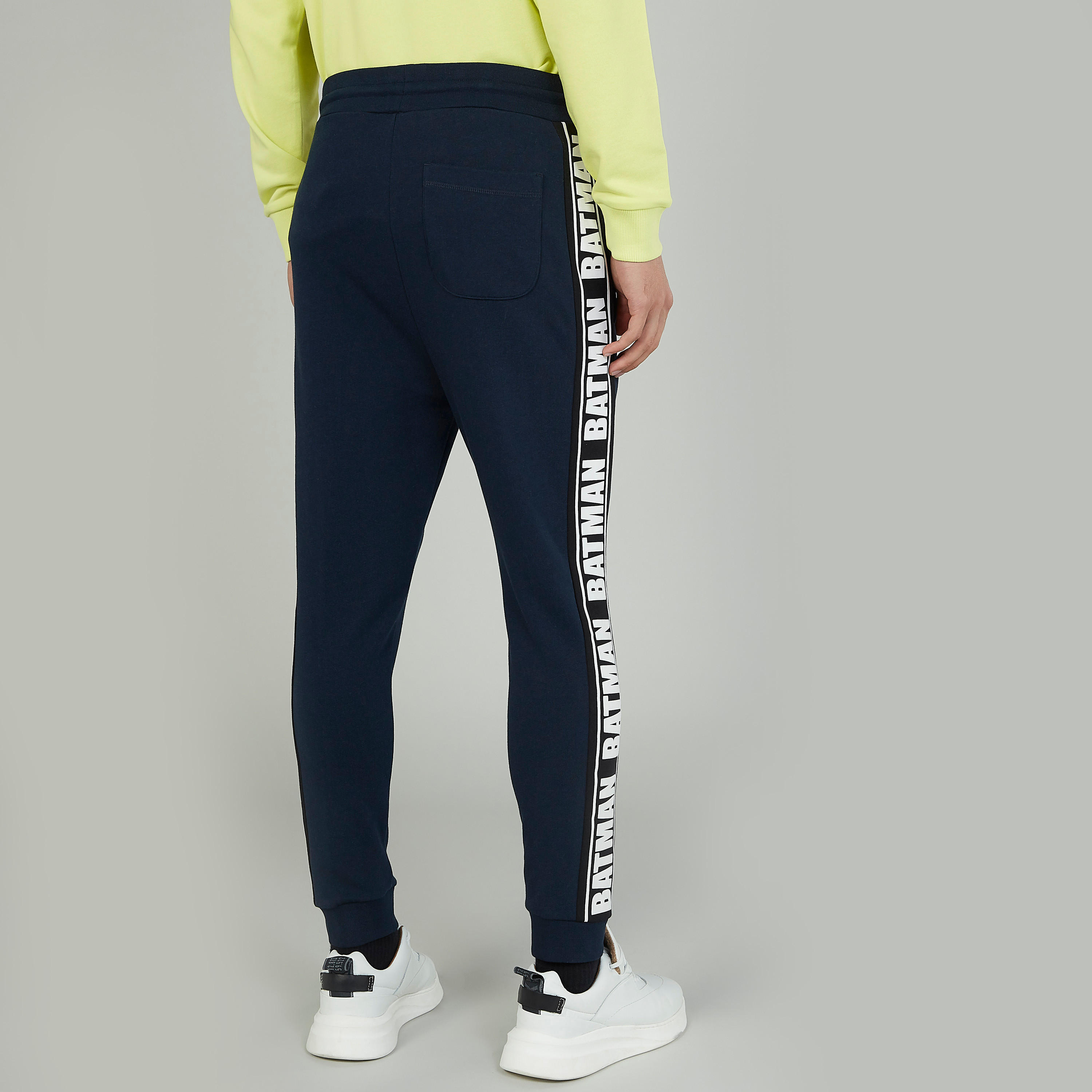 بنطلون رياضي مستدام بتفاصيل جيوب وطبعات سمايلي وورلد-men-clothing-bottoms-joggers-image-4