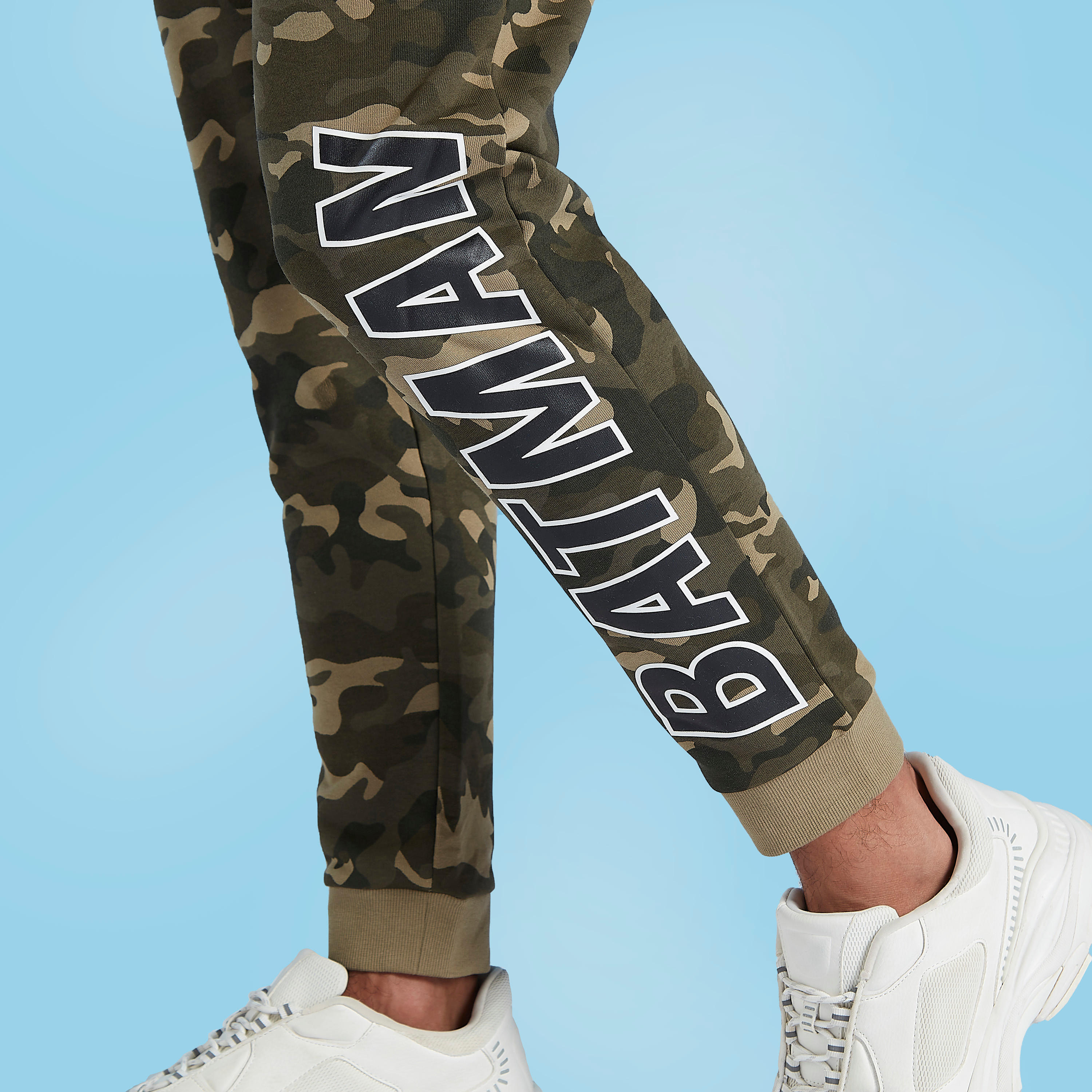 تيشيرت مستدام بأكمام قصيرة وطبعات سمايلي وورلد -men-clothing-bottoms-joggers-image-3