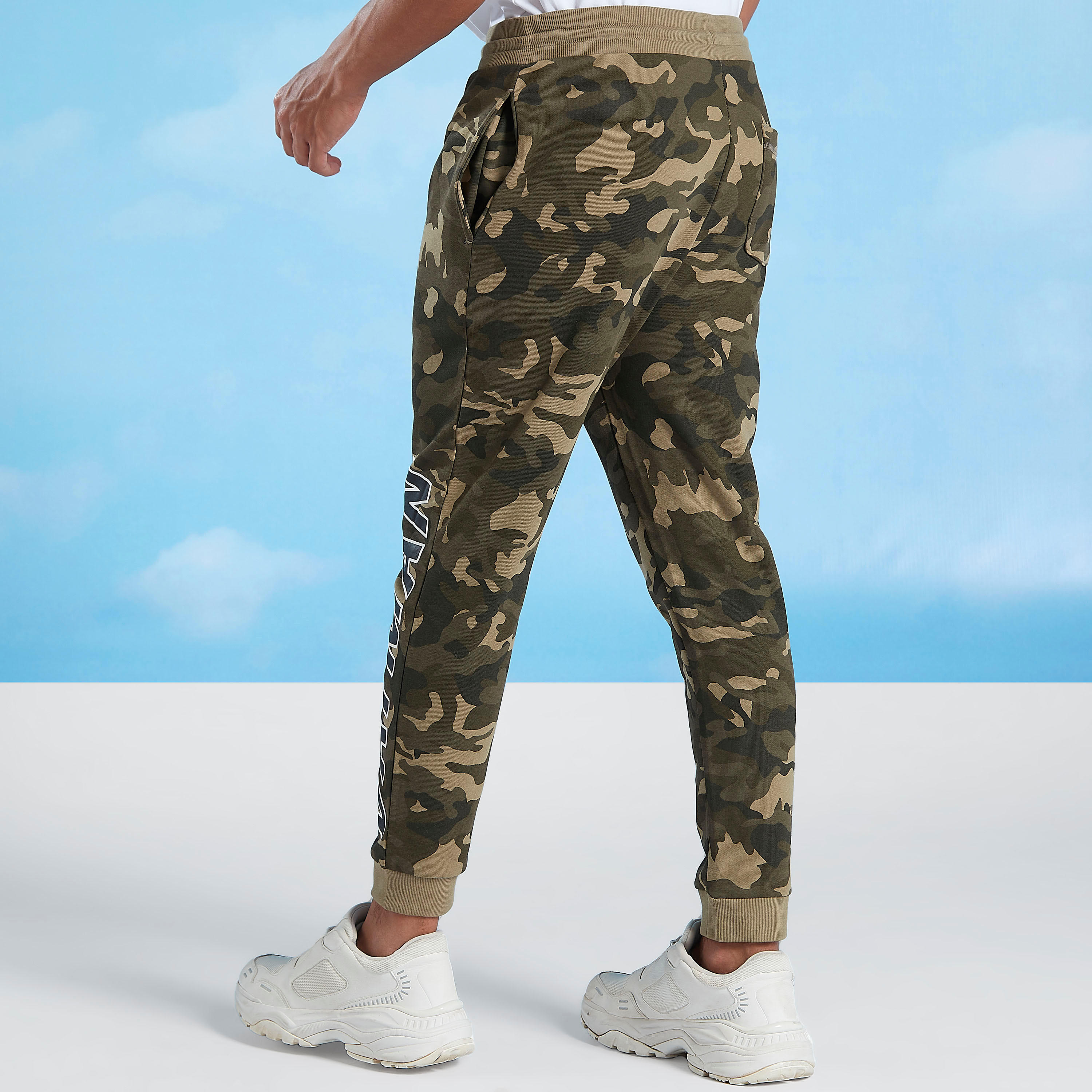 تيشيرت مستدام بأكمام قصيرة وطبعات سمايلي وورلد -men-clothing-bottoms-joggers-image-4