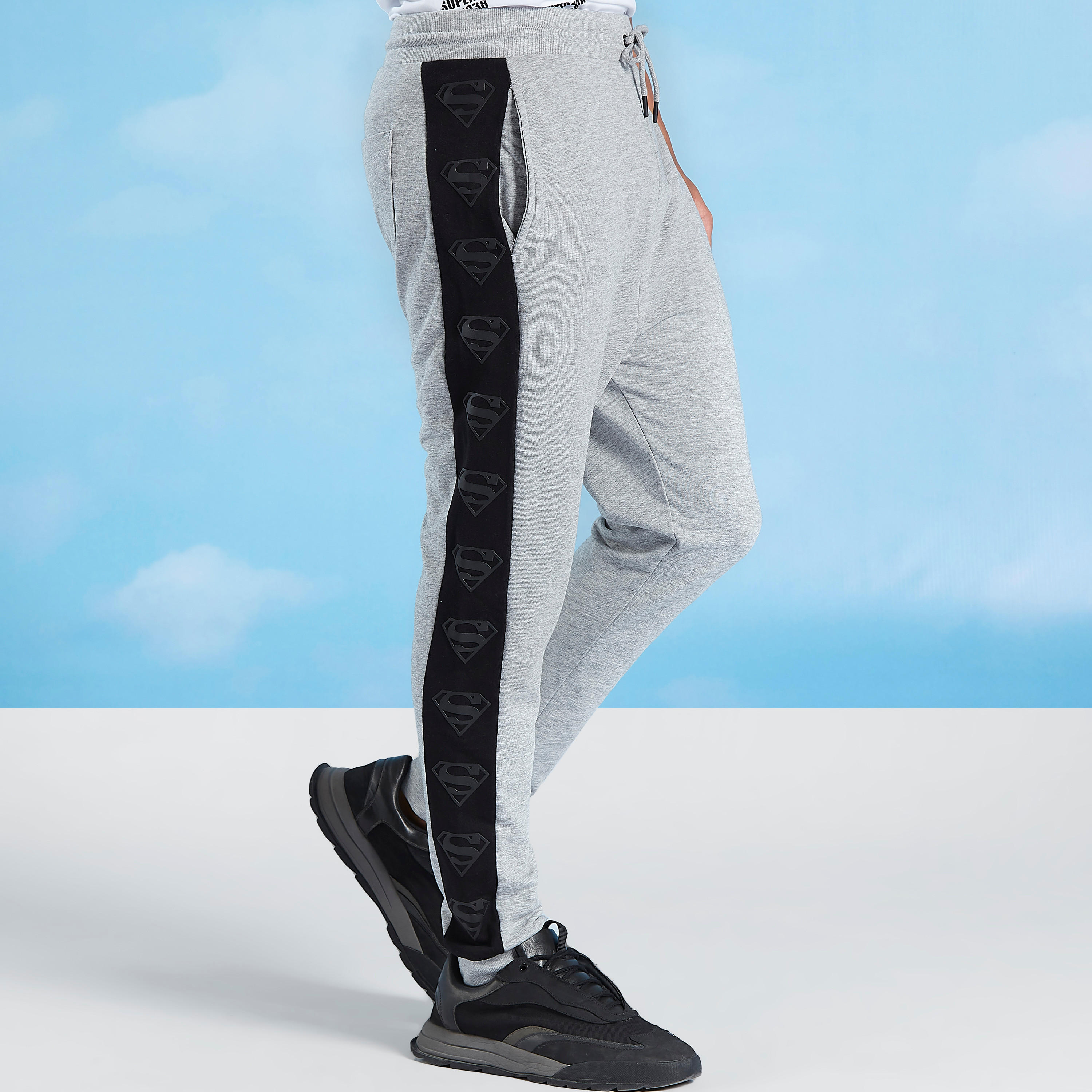 تيشيرت مستدام بأكمام قصيرة وطبعات سمايلي وورلد-men-clothing-bottoms-joggers-image-1