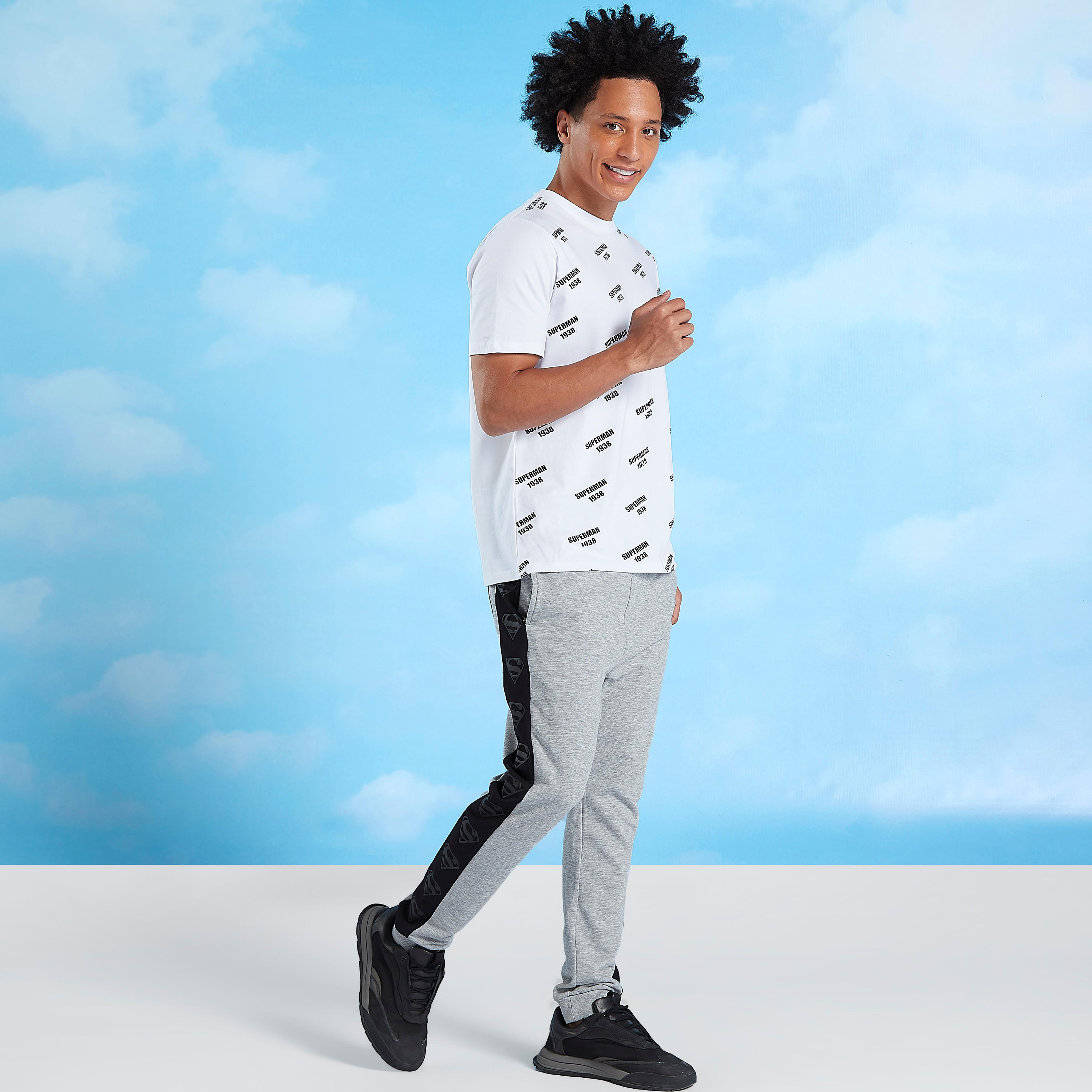 تيشيرت مستدام بأكمام قصيرة وطبعات سمايلي وورلد-men-clothing-bottoms-joggers-image-2