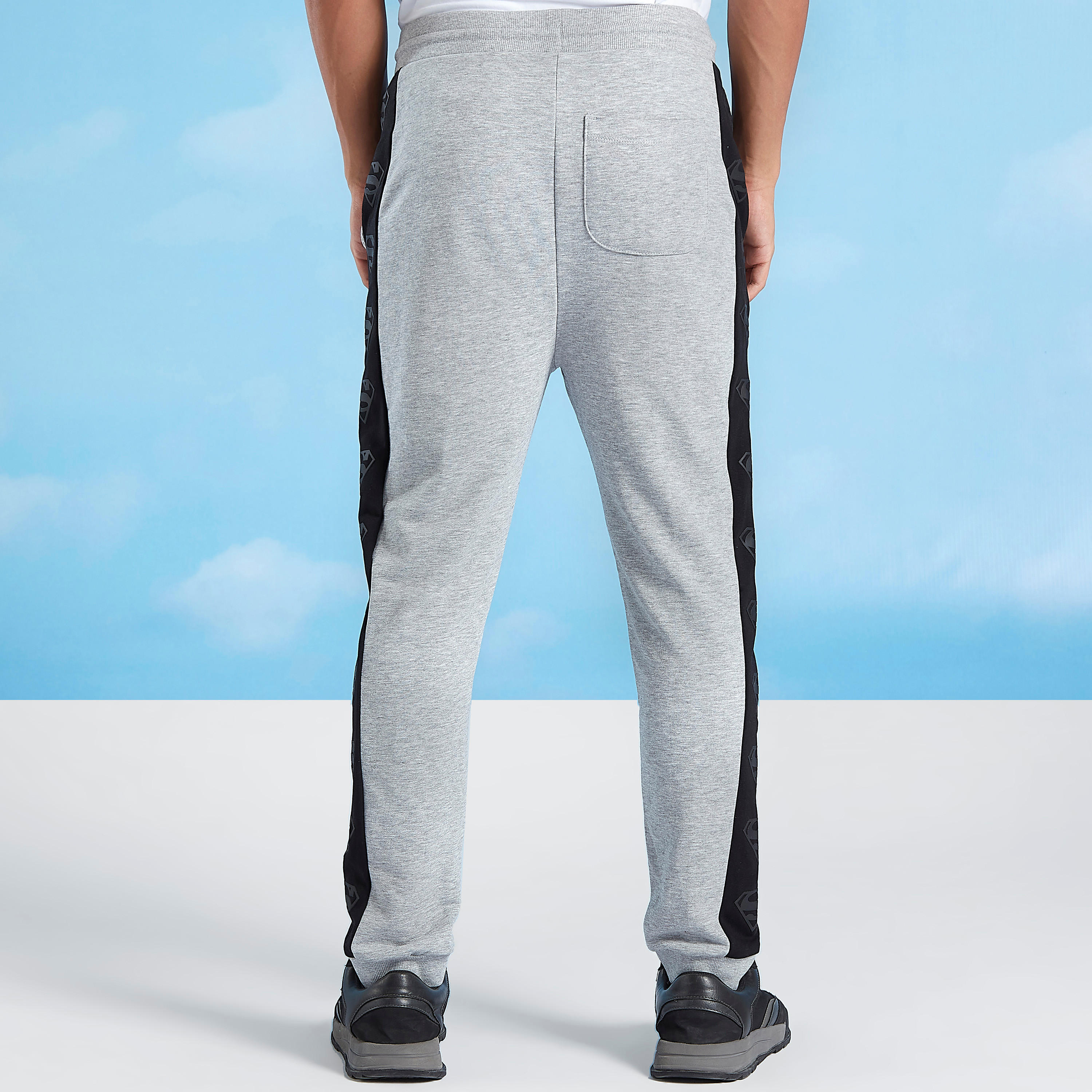 تيشيرت مستدام بأكمام قصيرة وطبعات سمايلي وورلد-men-clothing-bottoms-joggers-image-4