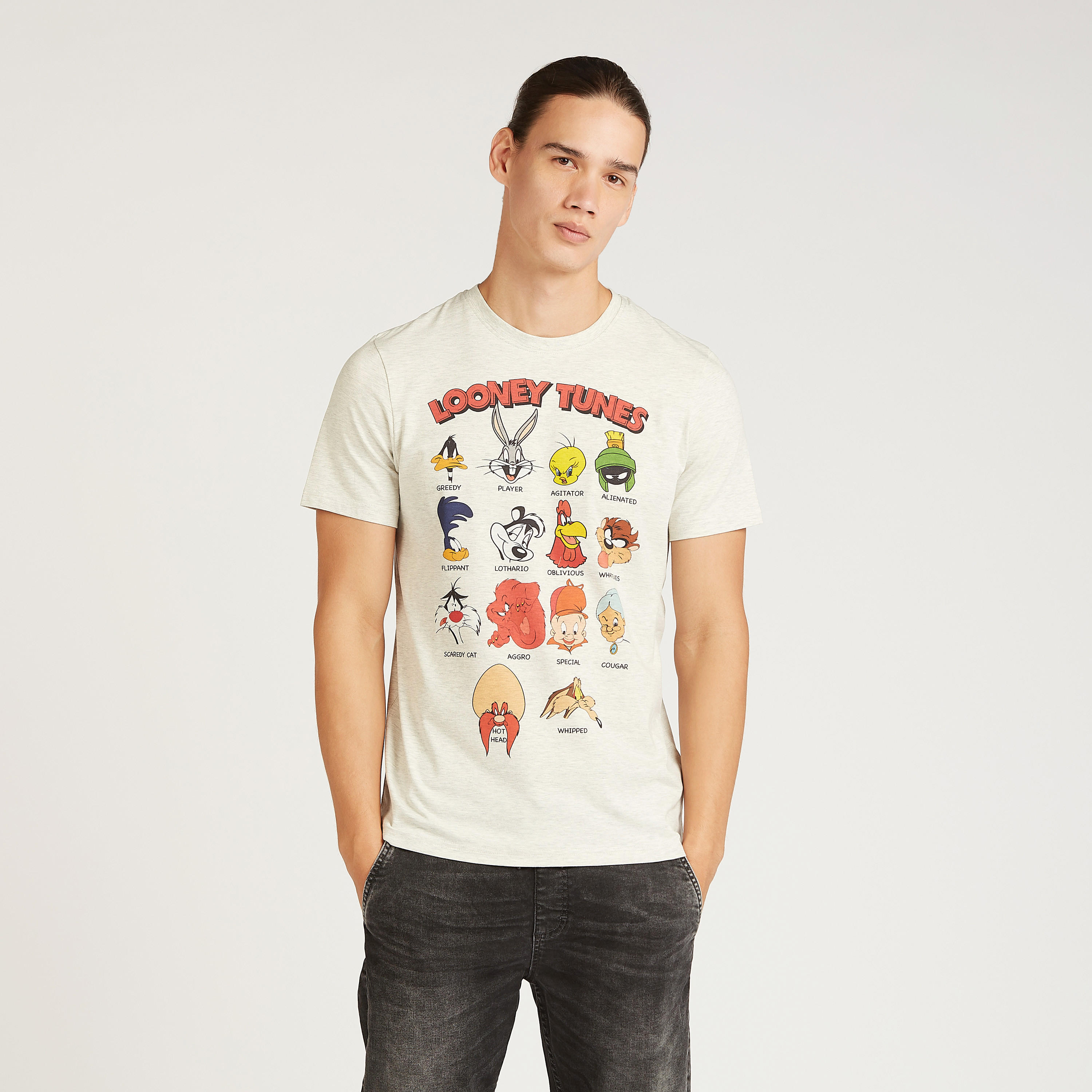 تيشيرت بقصة سليم بأكمام قصيرة وياقة ضيقة وطبعات لوني تيونز-men-clothing-tshirtsandpolos-tshirts-image-1