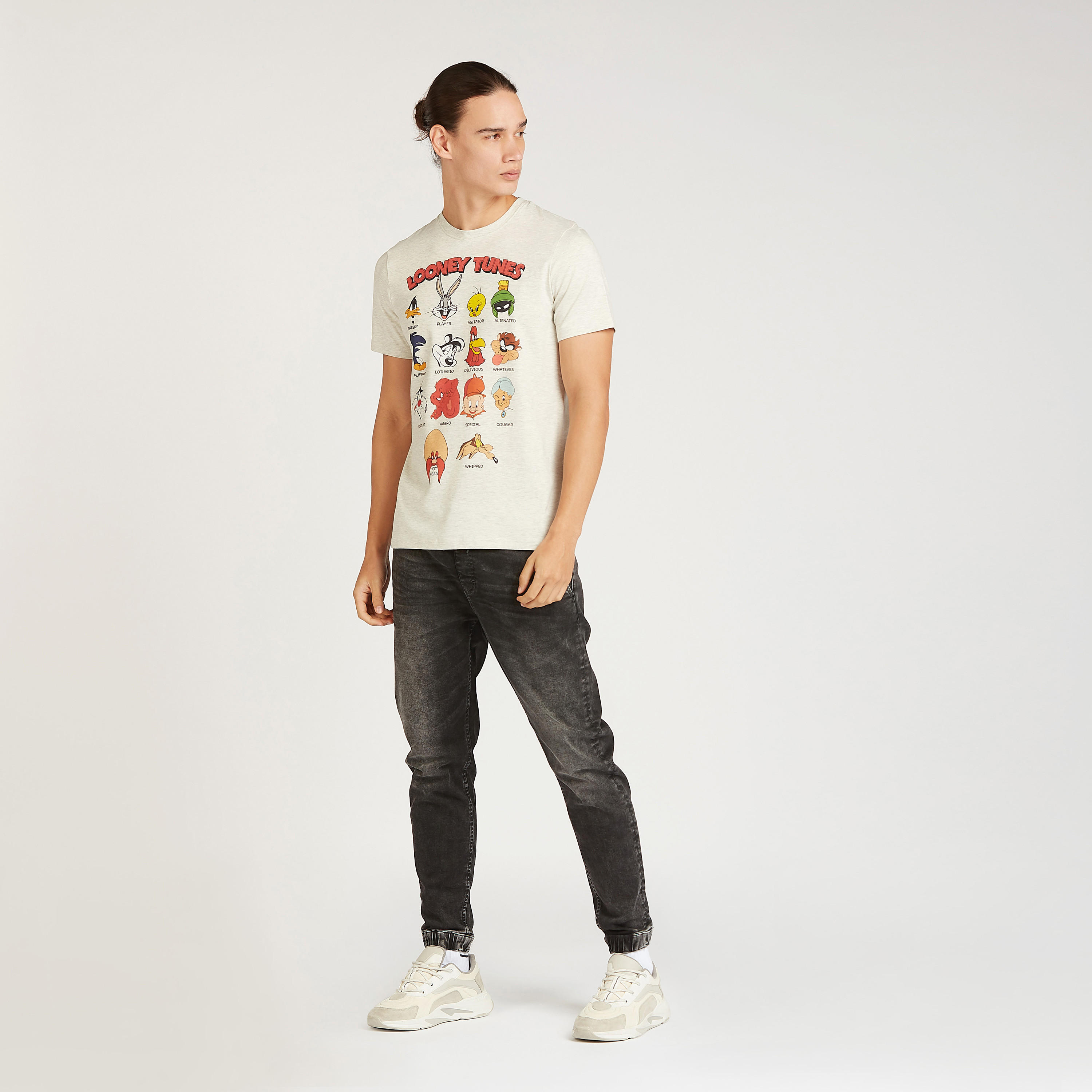 تيشيرت بقصة سليم بأكمام قصيرة وياقة ضيقة وطبعات لوني تيونز-men-clothing-tshirtsandpolos-tshirts-image-2
