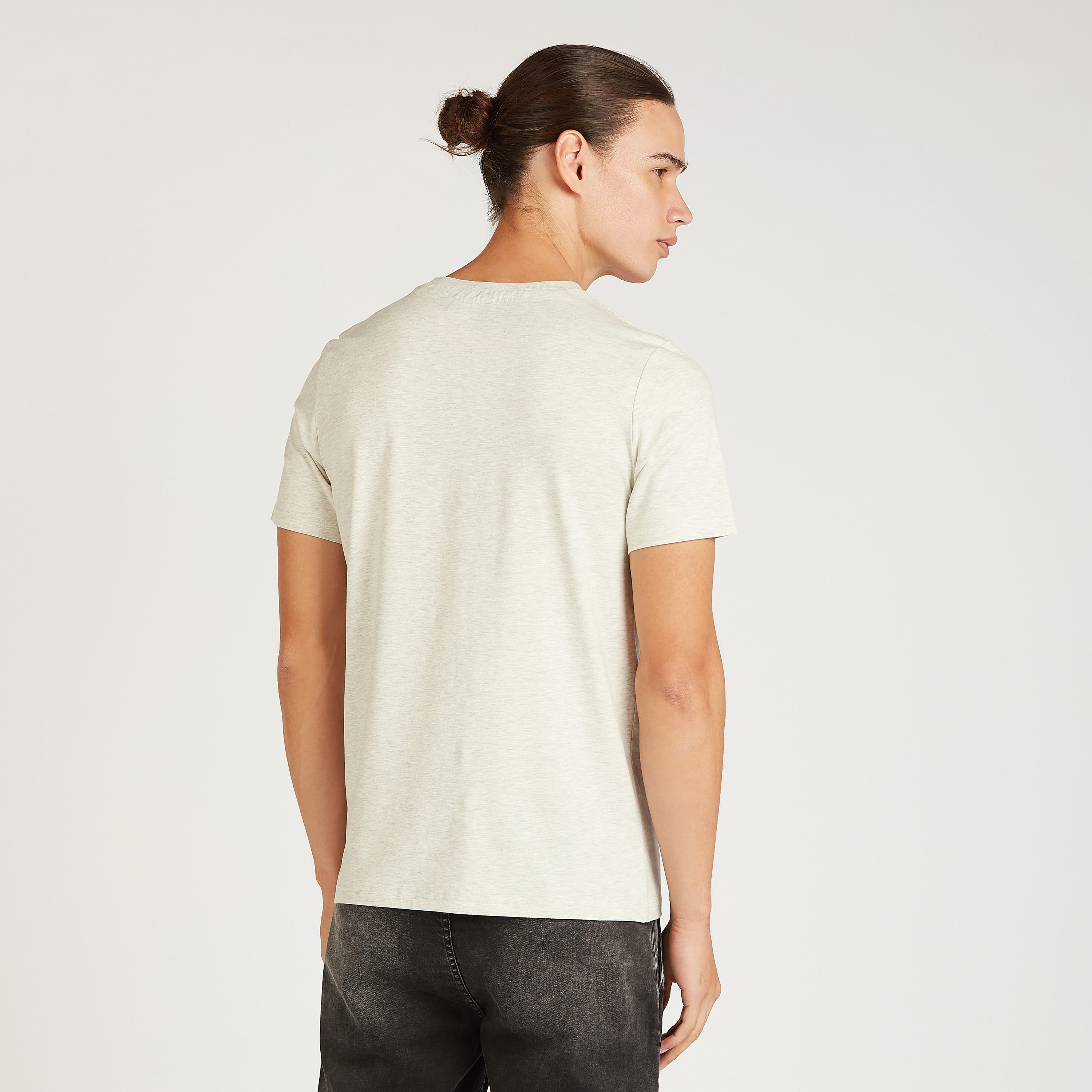 تيشيرت بقصة سليم بأكمام قصيرة وياقة ضيقة وطبعات لوني تيونز-men-clothing-tshirtsandpolos-tshirts-image-4