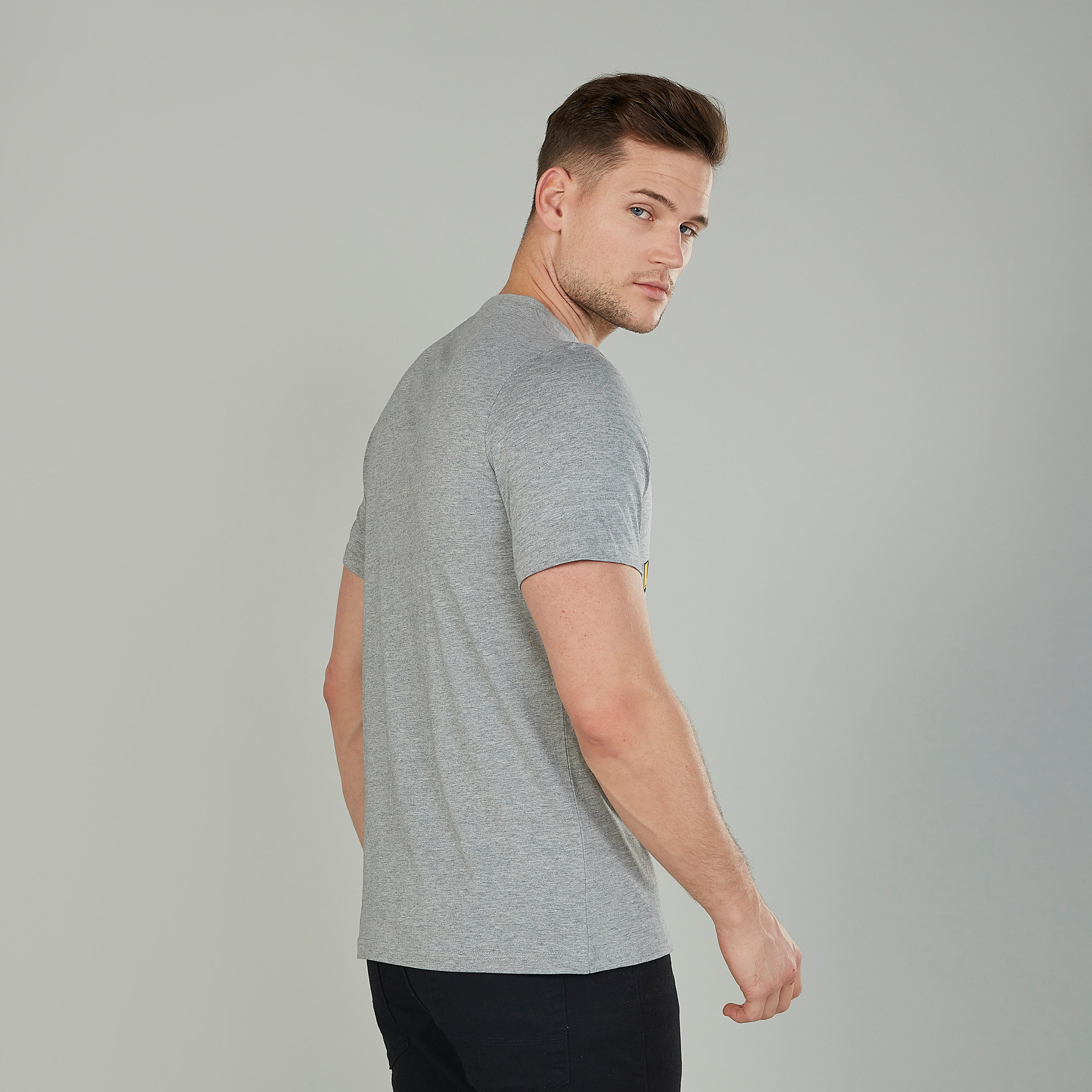 تيشيرت سليم بأكمام قصيرة وياقة ضيقة وطبعات لوني تيونز-men-clothing-tshirtsandpolos-tshirts-image-4