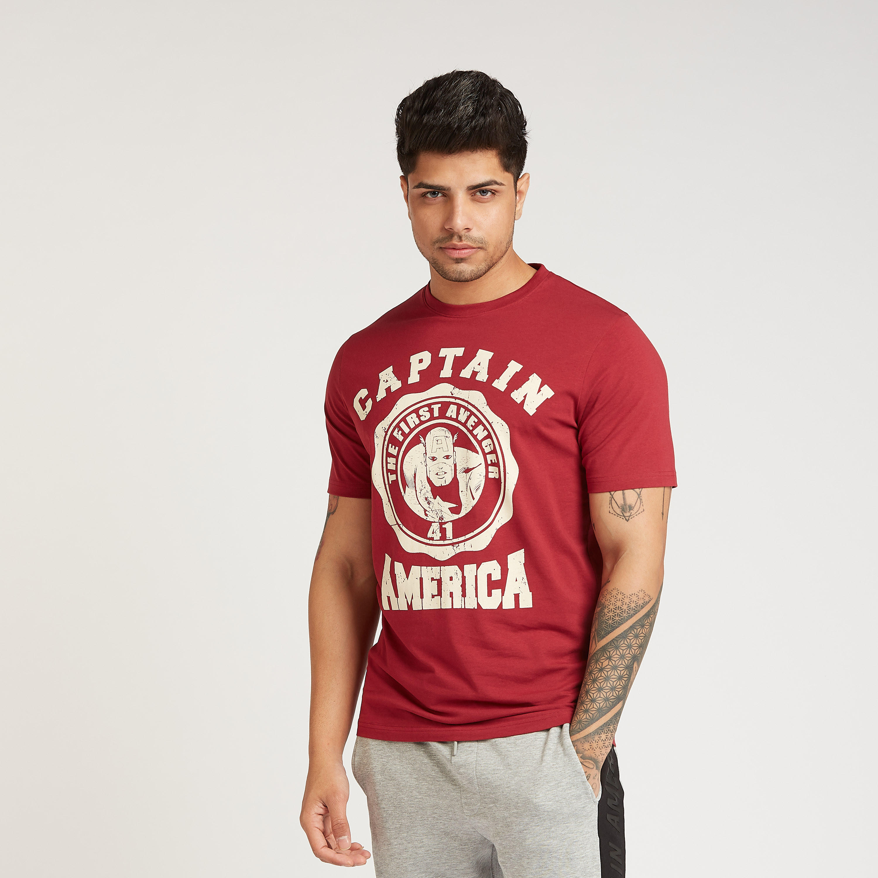 تيشيرت بقصة سليم بأكمام قصيرة وياقة ضيقة وطبعات كابتن أمريكا-men-clothing-tshirtsandpolos-tshirts-image-1