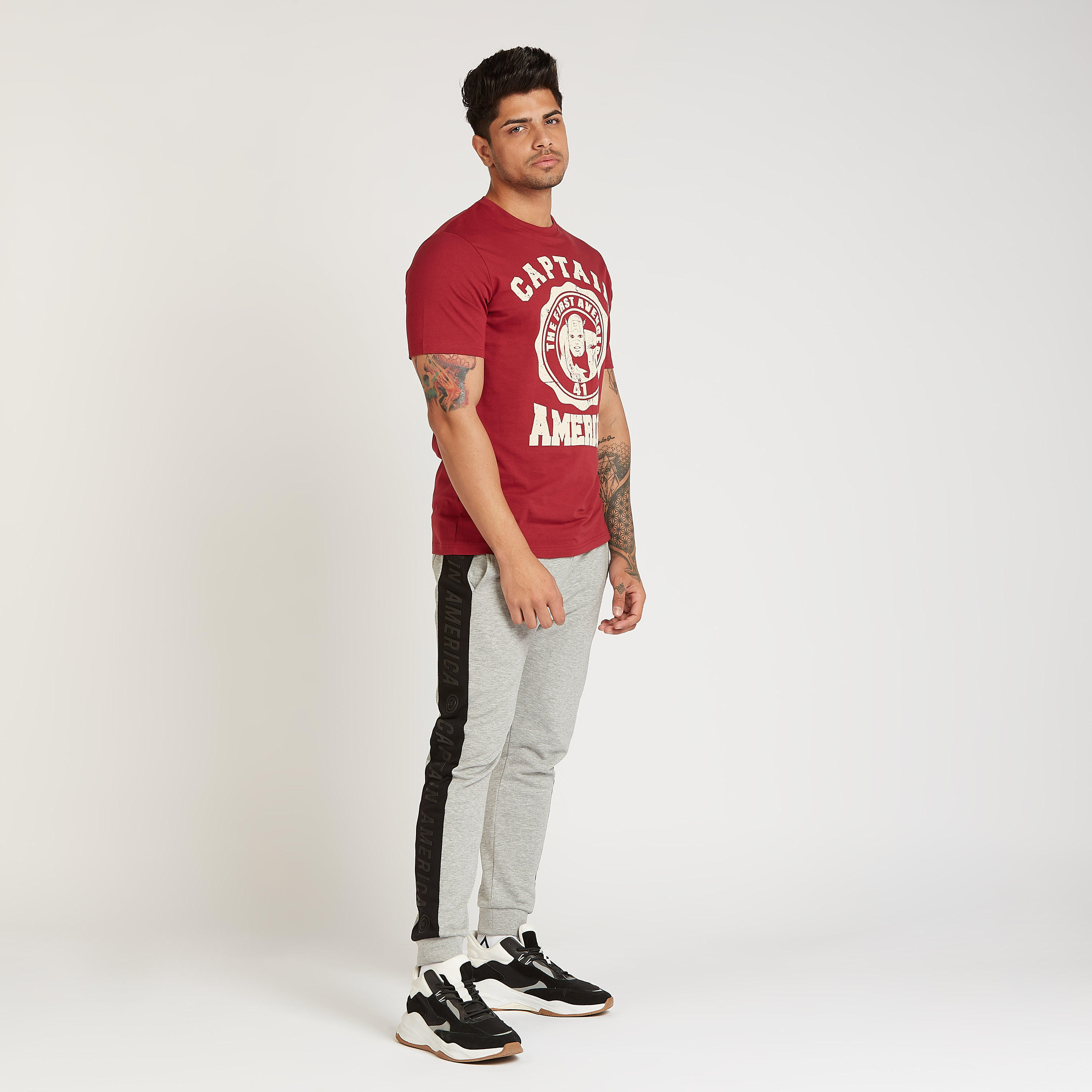 تيشيرت بقصة سليم بأكمام قصيرة وياقة ضيقة وطبعات كابتن أمريكا-men-clothing-tshirtsandpolos-tshirts-image-2