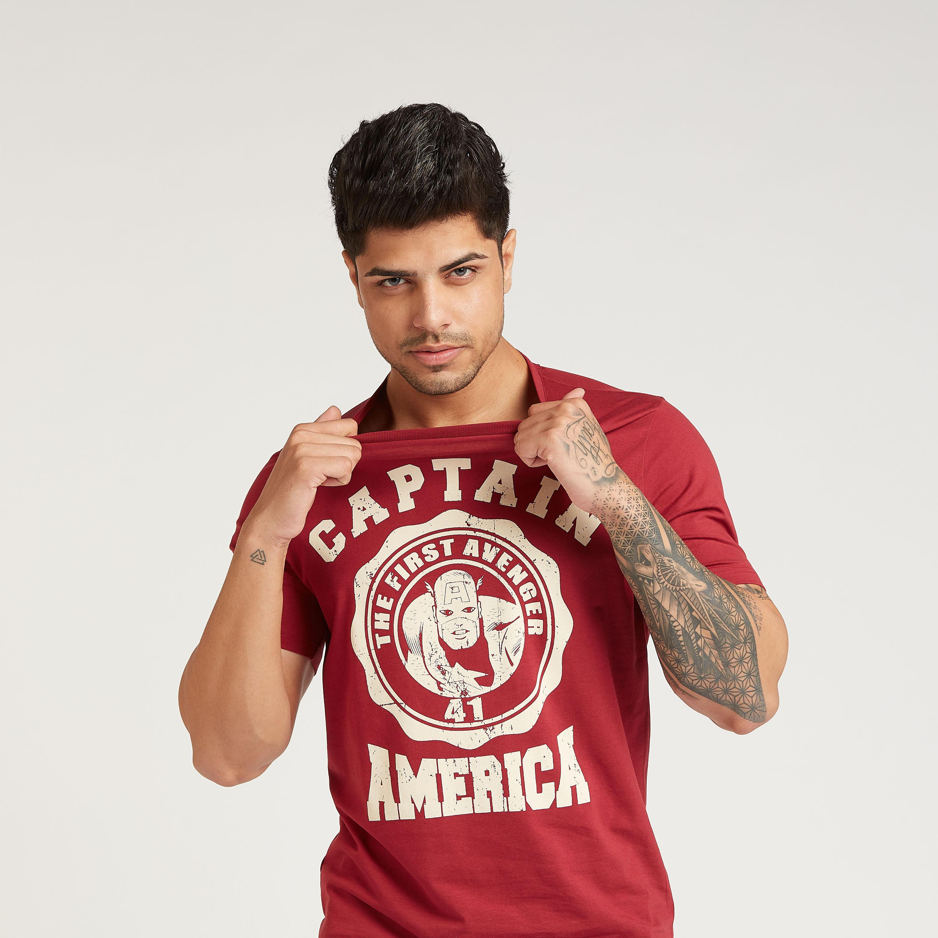 تيشيرت بقصة سليم بأكمام قصيرة وياقة ضيقة وطبعات كابتن أمريكا-men-clothing-tshirtsandpolos-tshirts-image-3
