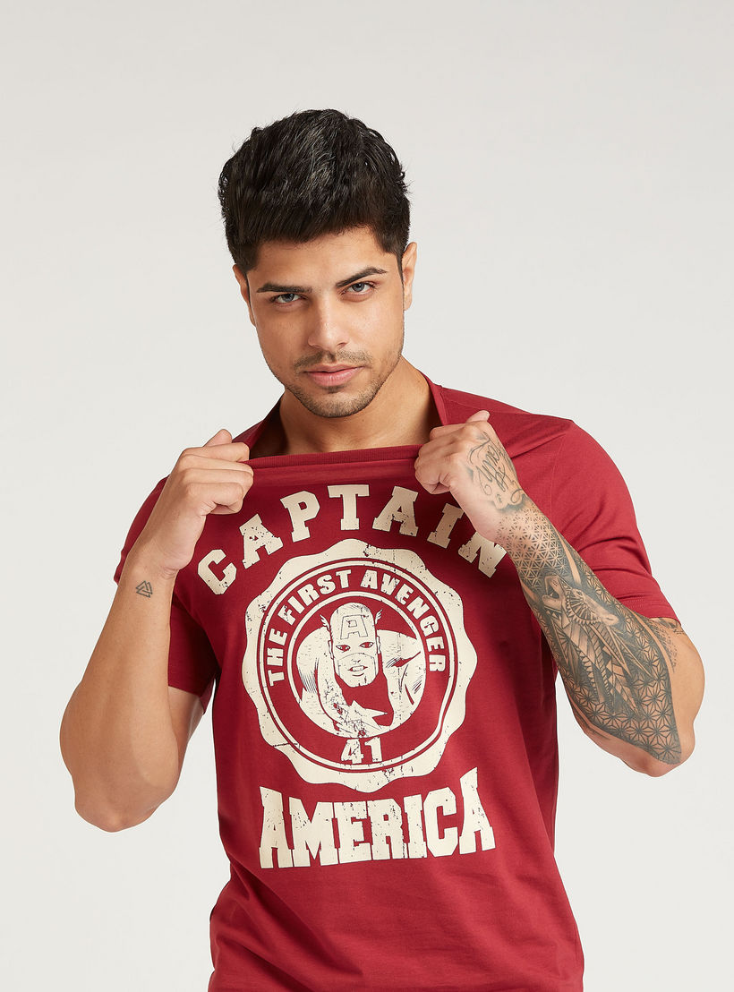 تيشيرت بقصة سليم بأكمام قصيرة وياقة ضيقة وطبعات كابتن أمريكا-men-clothing-tshirtsandpolos-tshirts-image-3