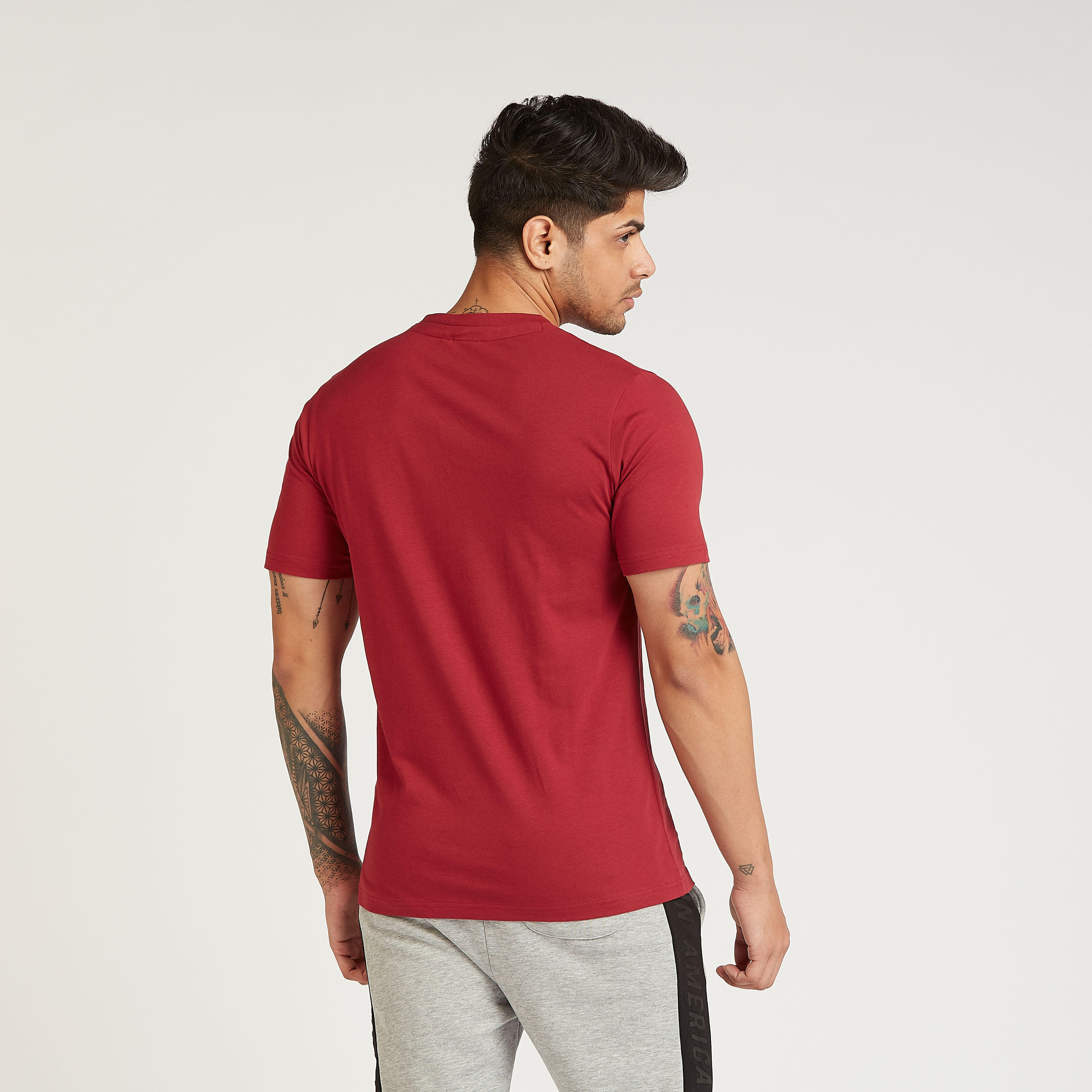 تيشيرت بقصة سليم بأكمام قصيرة وياقة ضيقة وطبعات كابتن أمريكا-men-clothing-tshirtsandpolos-tshirts-image-4