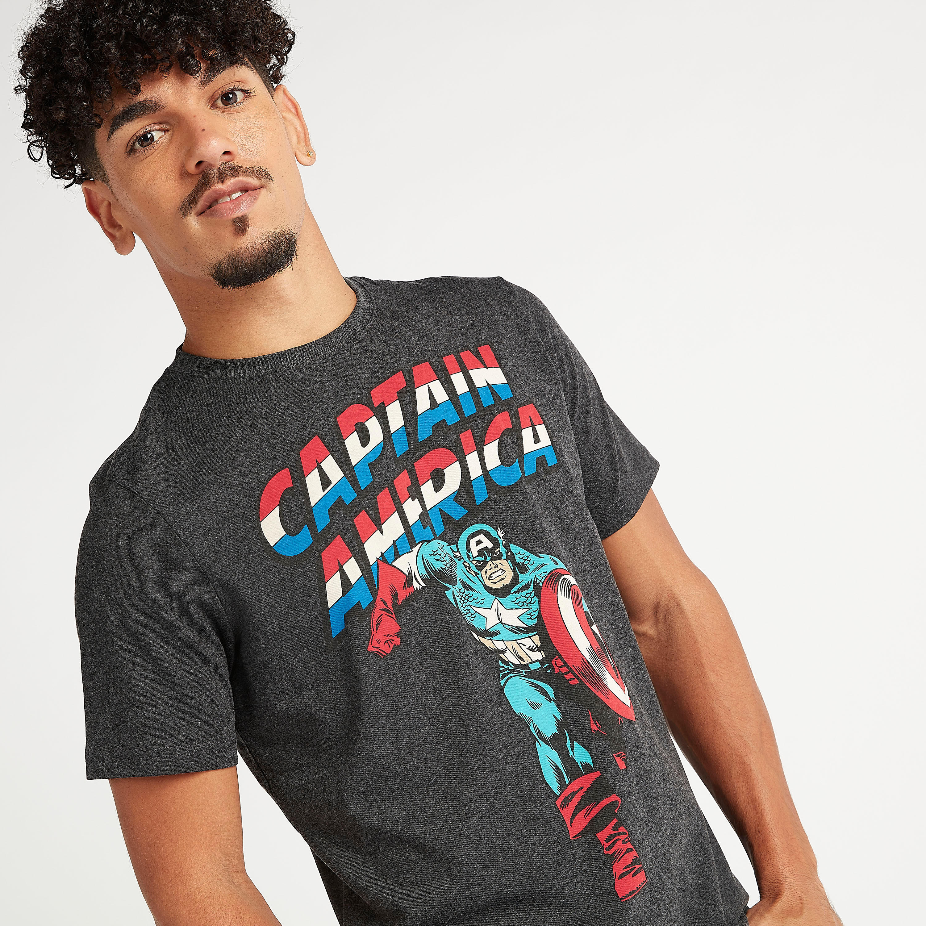 تيشيرت سليم بأكمام قصيرة وياقة ضيقة وطبعات كابتن أمريكا-men-clothing-tshirtsandpolos-tshirts-image-2