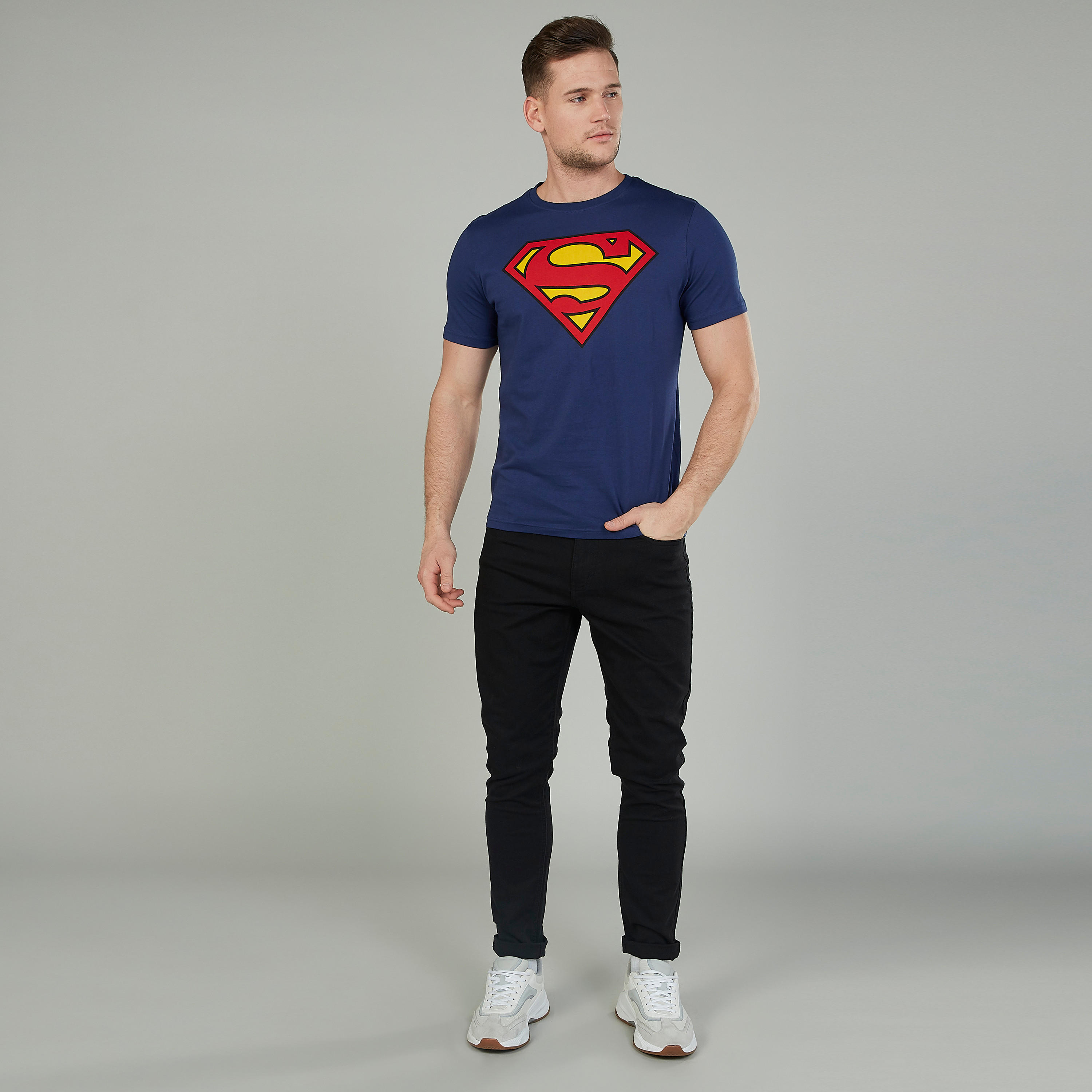 تيشيرت سليم بياقة ضيقة وأكمام قصيرة وطبعات سوبرمان-men-clothing-tshirtsandpolos-tshirts-image-2