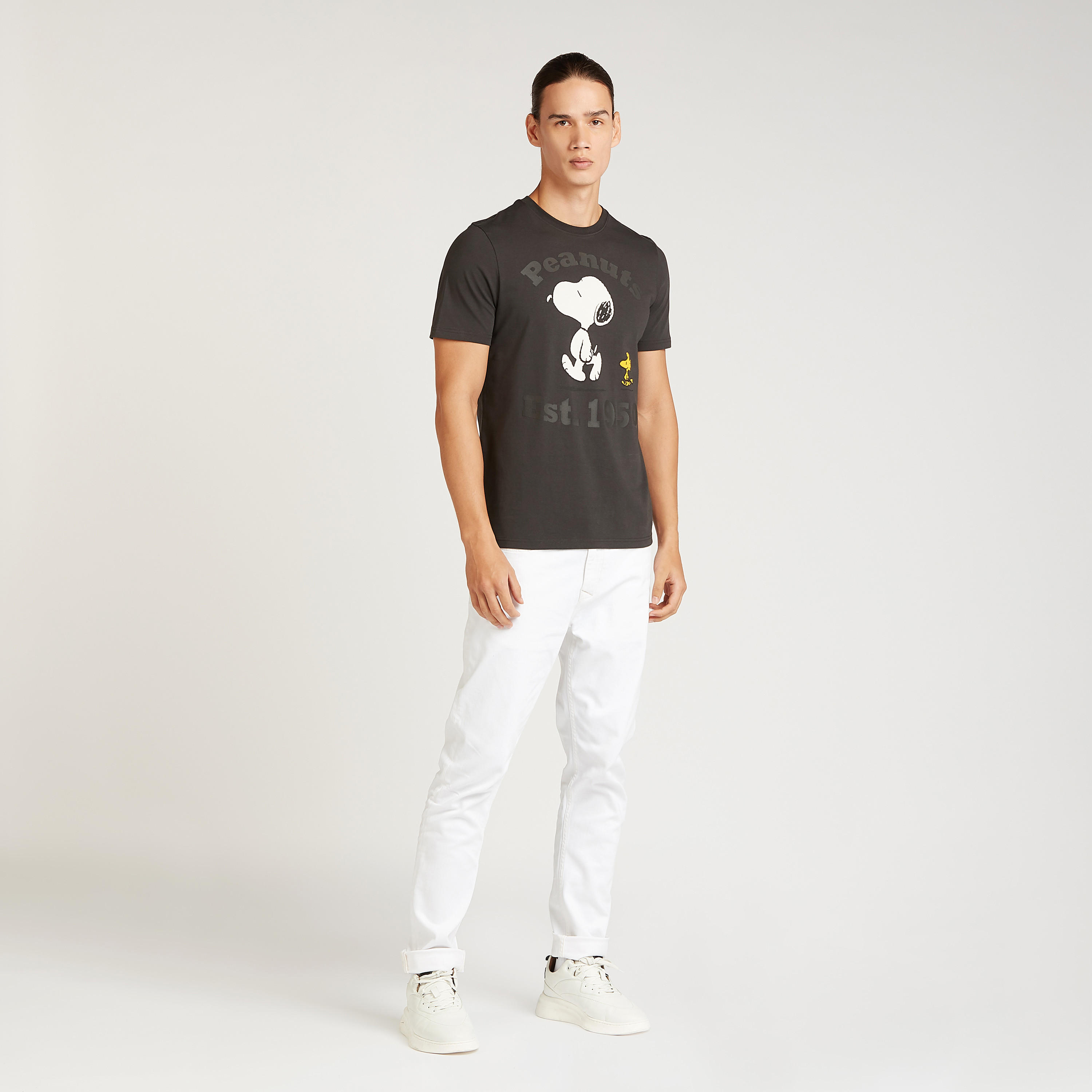 تيشيرت بقصة سليم بياقة ضيقة وأكمام قصيرة وطبعات-men-clothing-tshirtsandpolos-tshirts-image-2
