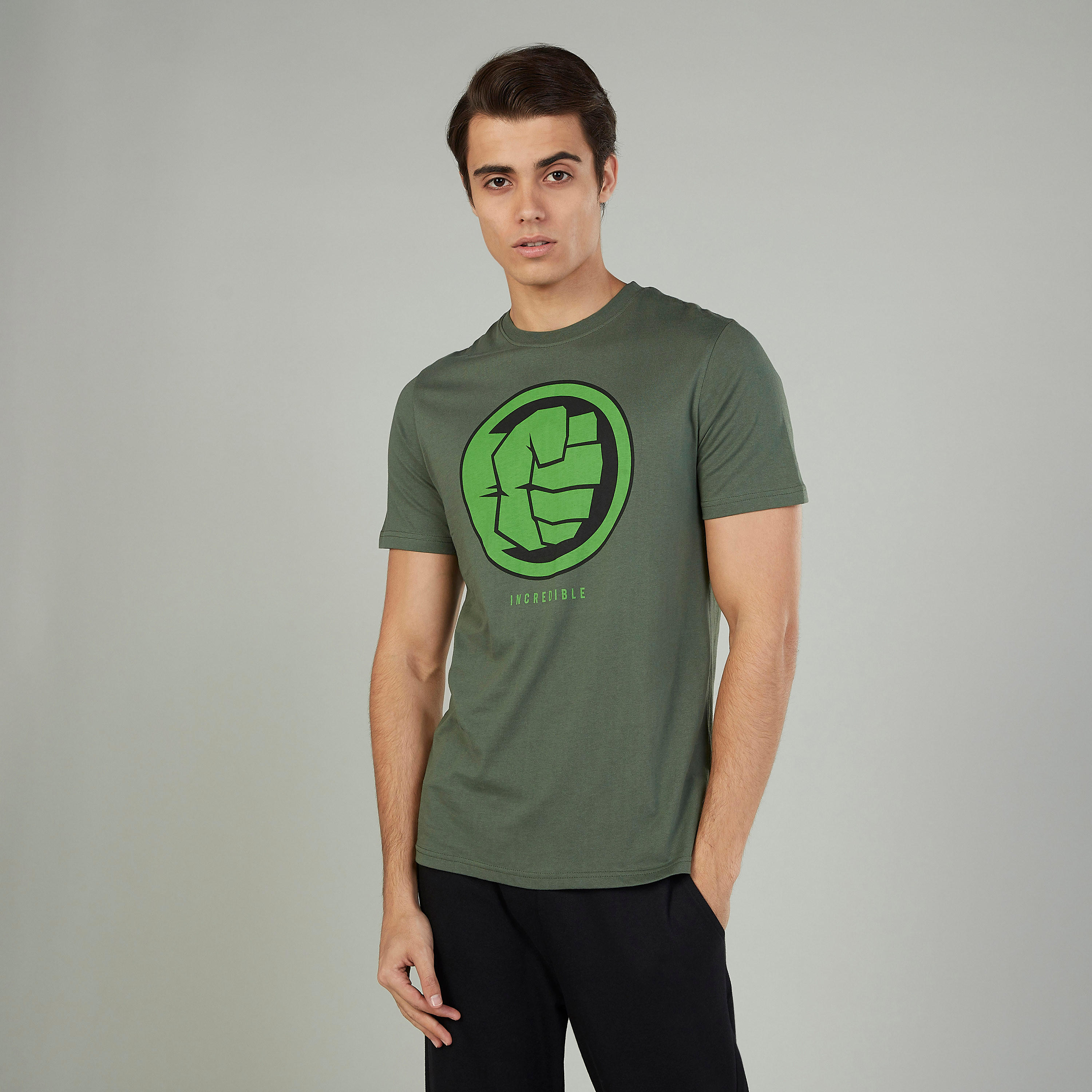 تيشيرت سليم بياقة ضيّقة وأكمام قصيرة وطبعات هالك-men-clothing-tshirtsandpolos-tshirts-image-1