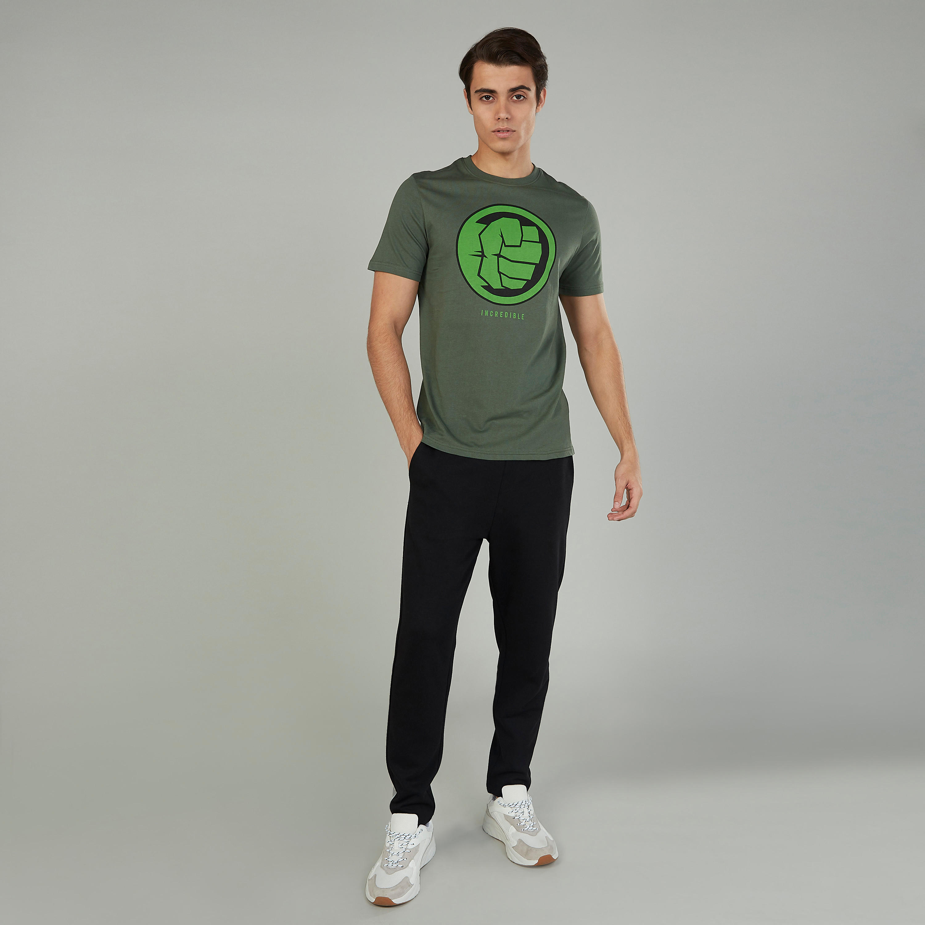 تيشيرت سليم بياقة ضيّقة وأكمام قصيرة وطبعات هالك-men-clothing-tshirtsandpolos-tshirts-image-2
