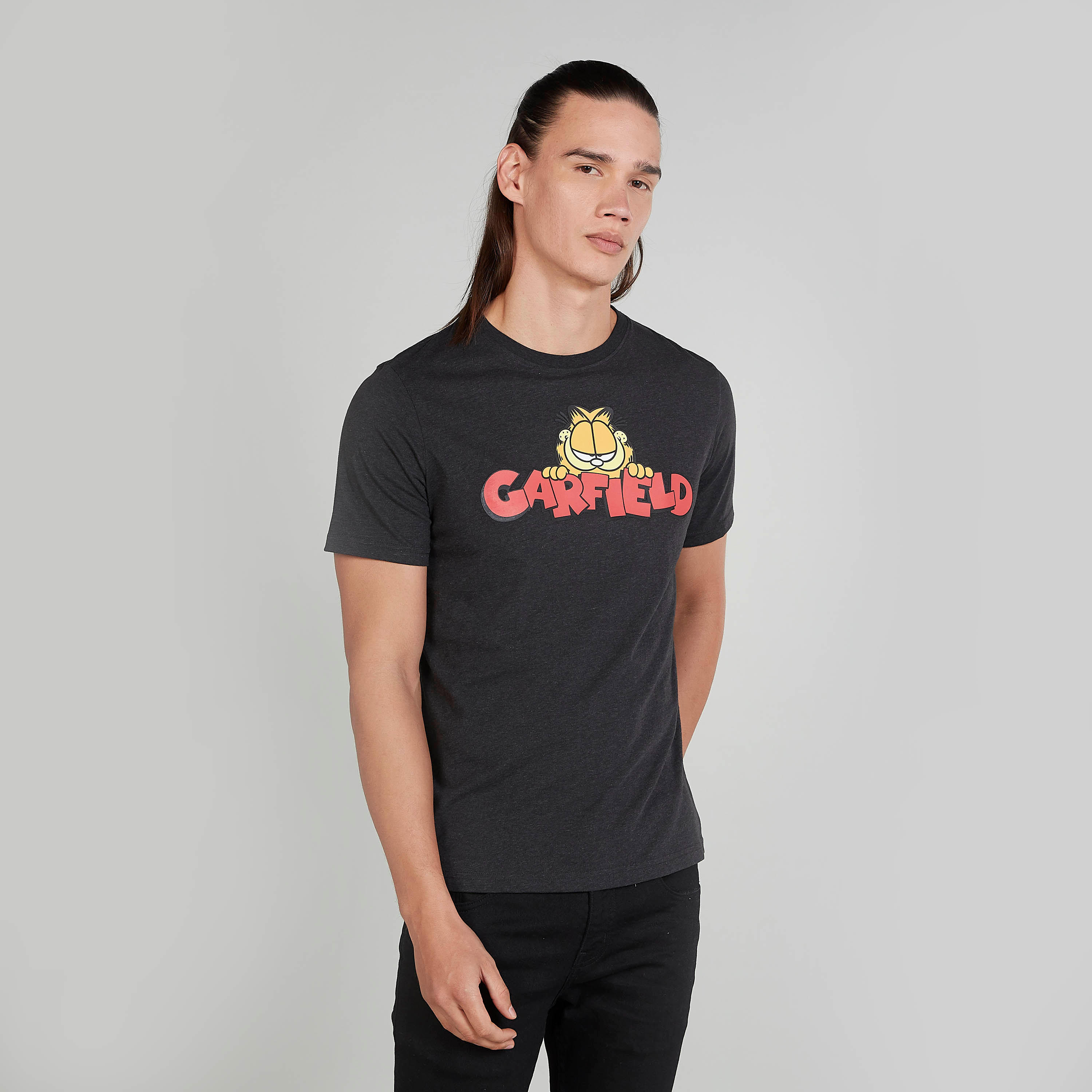 تيشيرت سليم بياقة ضيقة وأكمام قصيرة وطبعات غارفيلد-men-clothing-tshirtsandpolos-tshirts-image-1