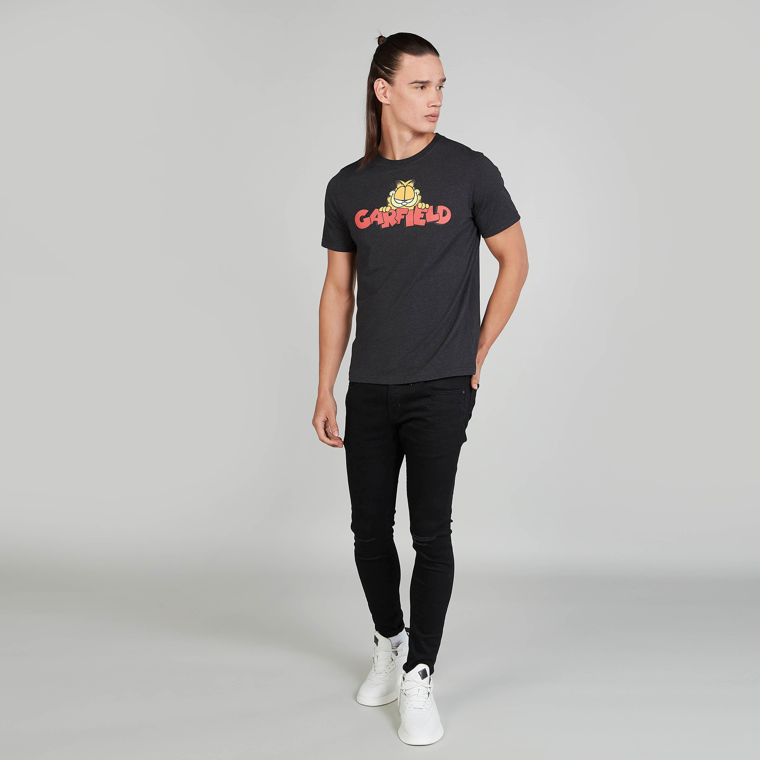 تيشيرت سليم بياقة ضيقة وأكمام قصيرة وطبعات غارفيلد-men-clothing-tshirtsandpolos-tshirts-image-2