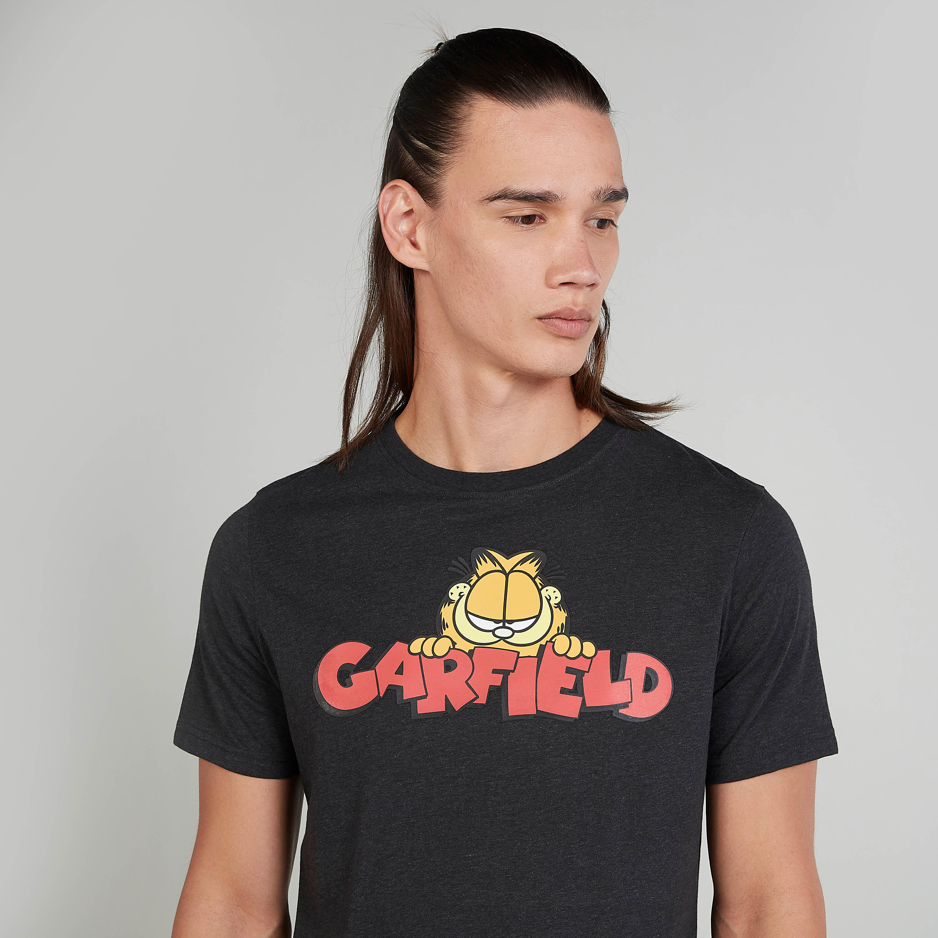 تيشيرت سليم بياقة ضيقة وأكمام قصيرة وطبعات غارفيلد-men-clothing-tshirtsandpolos-tshirts-image-3