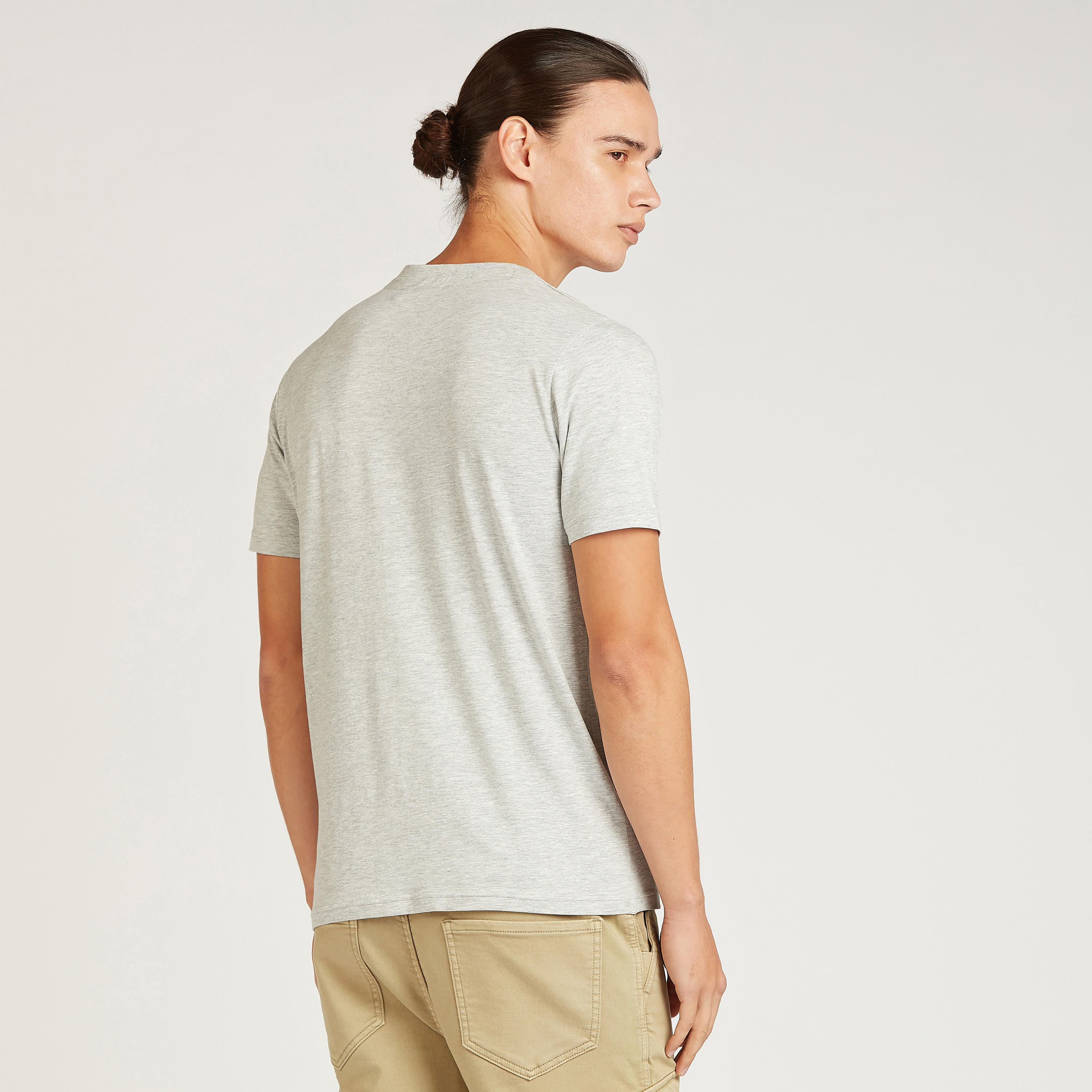 تيشيرت بقصة سليم بياقة ضيقة واكمام قصيرة وطبعات كلامسي سميرف-men-clothing-tshirtsandpolos-tshirts-image-4