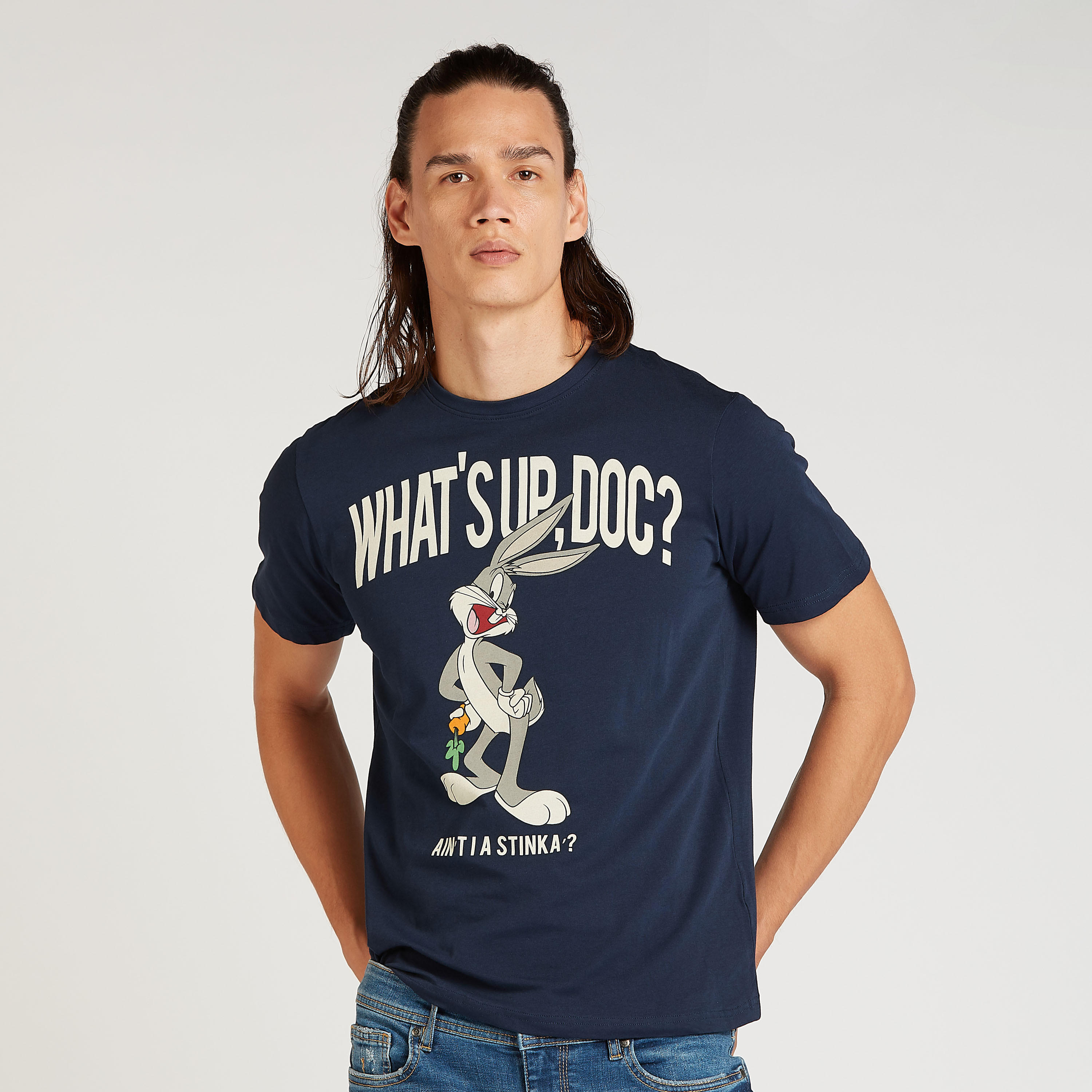 تيشيرت مستدام سليم بياقة ضيقة وطبعات باجز باني-men-clothing-tshirtsandpolos-tshirts-image-1