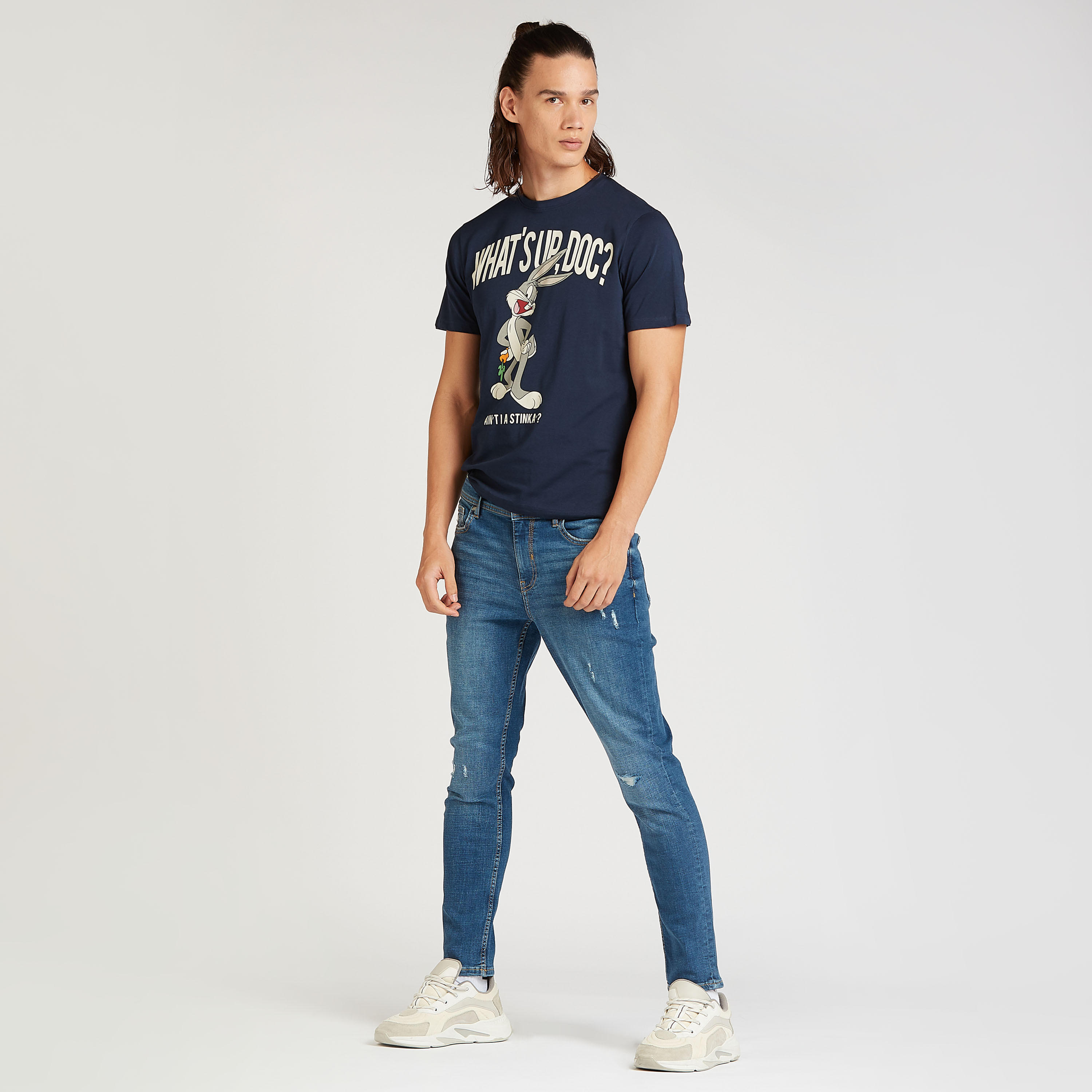 تيشيرت مستدام سليم بياقة ضيقة وطبعات باجز باني-men-clothing-tshirtsandpolos-tshirts-image-2