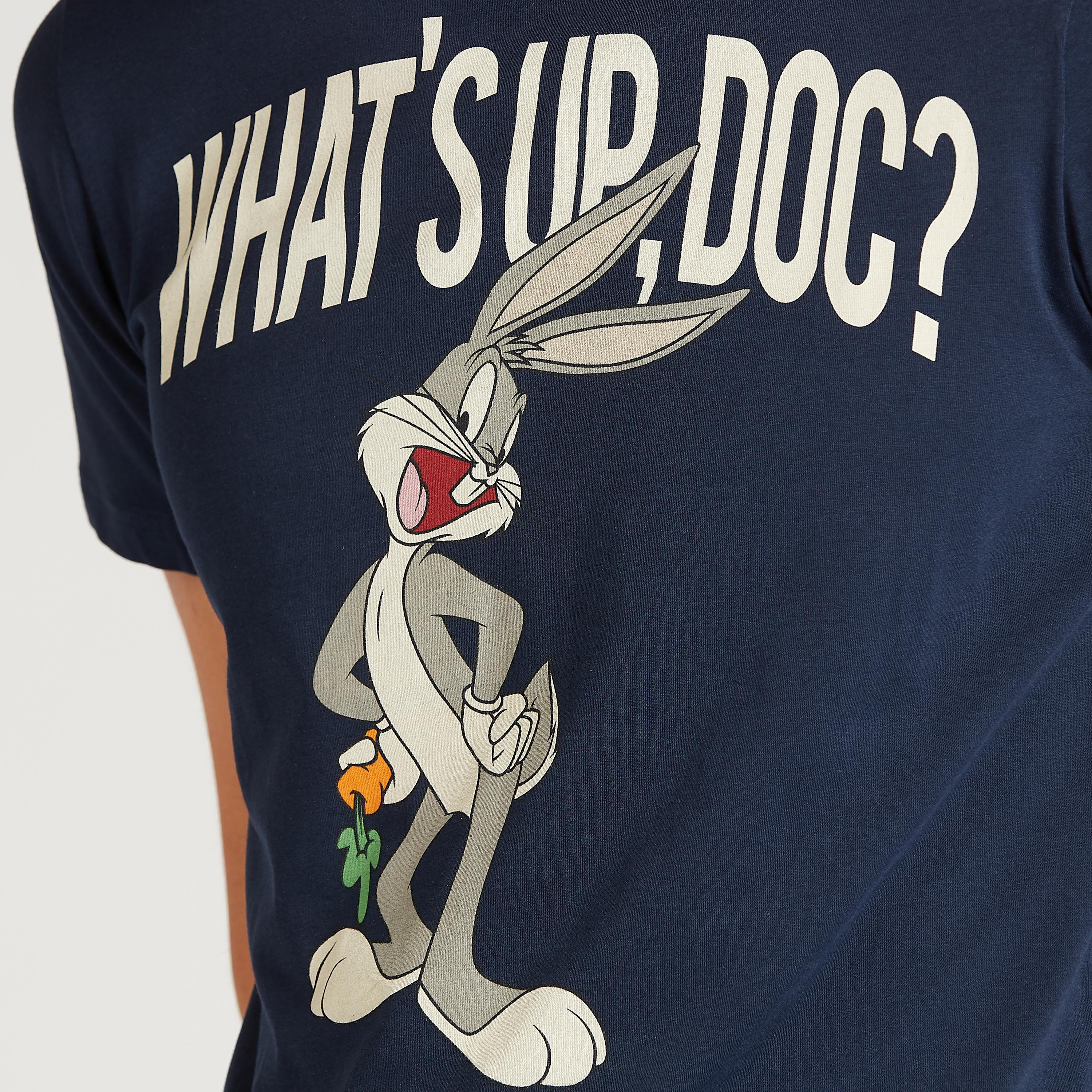 تيشيرت مستدام سليم بياقة ضيقة وطبعات باجز باني-men-clothing-tshirtsandpolos-tshirts-image-3