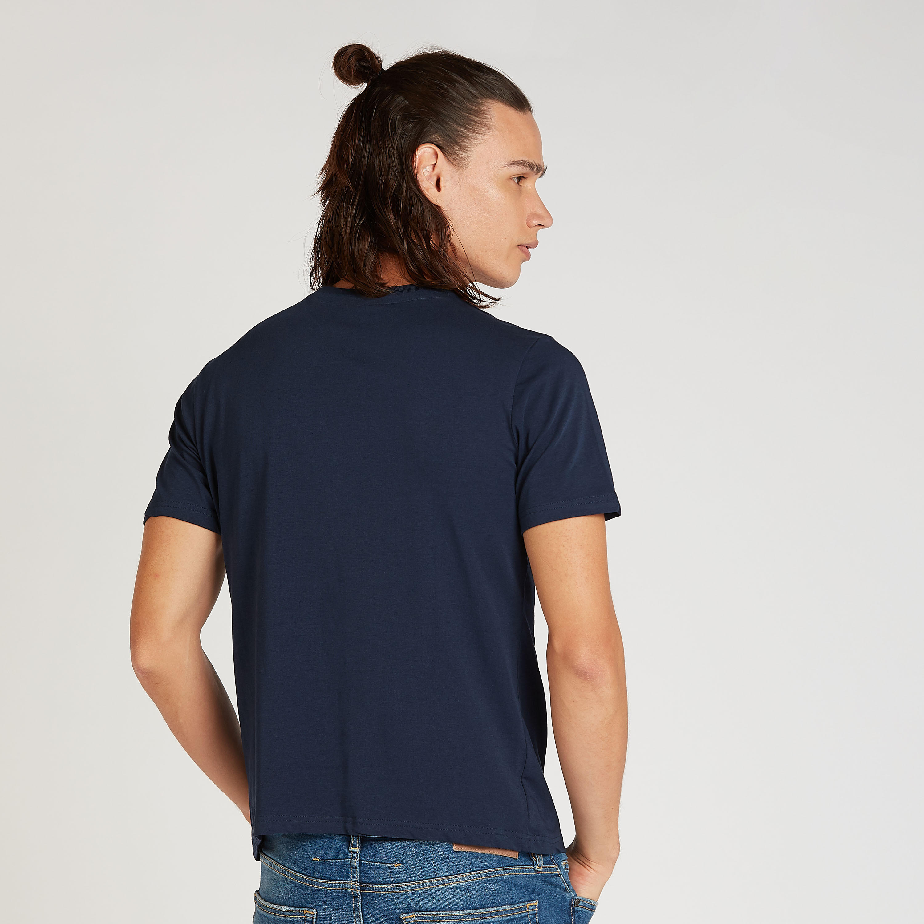 تيشيرت مستدام سليم بياقة ضيقة وطبعات باجز باني-men-clothing-tshirtsandpolos-tshirts-image-4