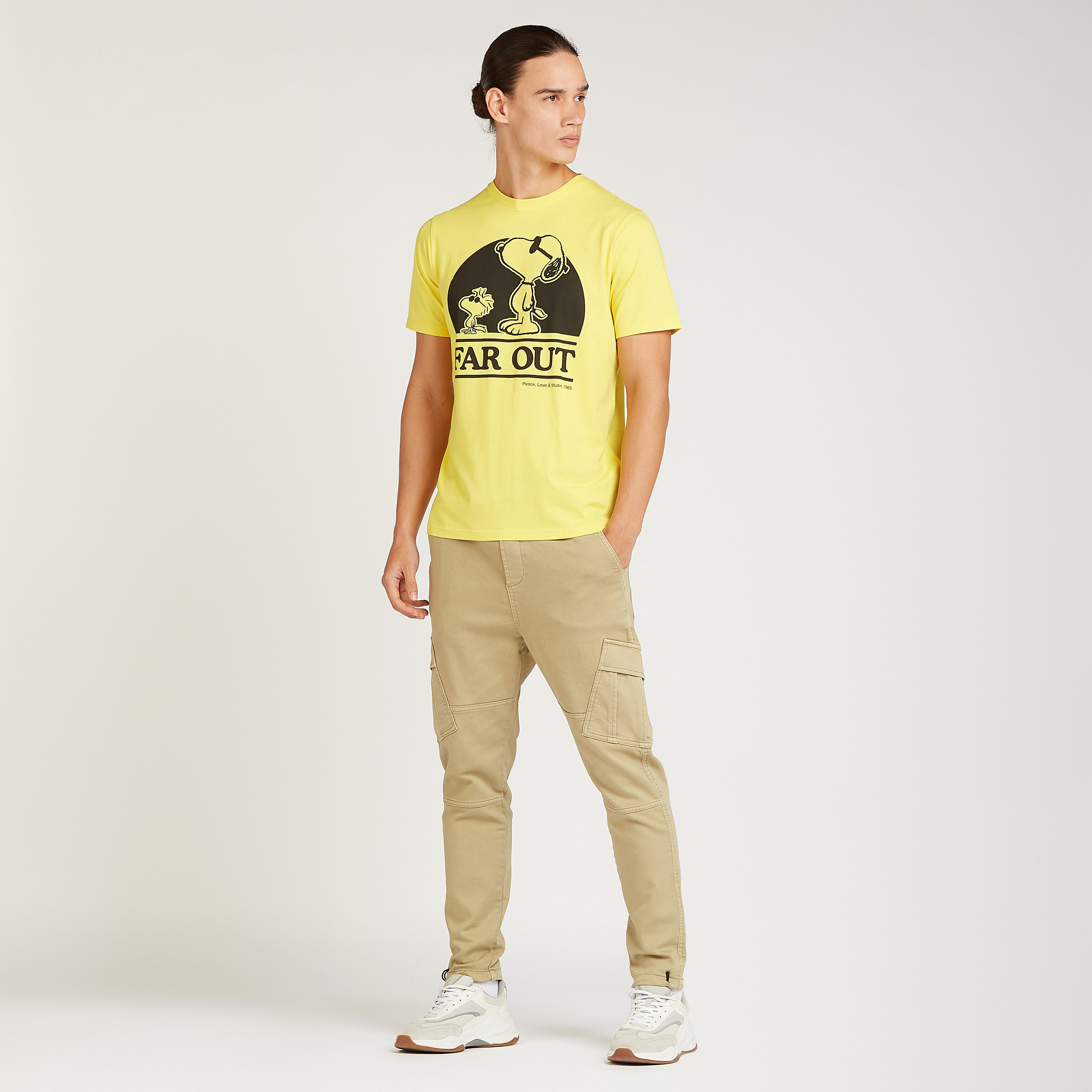 تيشيرت بقصة سليم بياقة ضيقة وأكمام قصيرة وطبعات سنوبي-men-clothing-tshirtsandpolos-tshirts-image-2