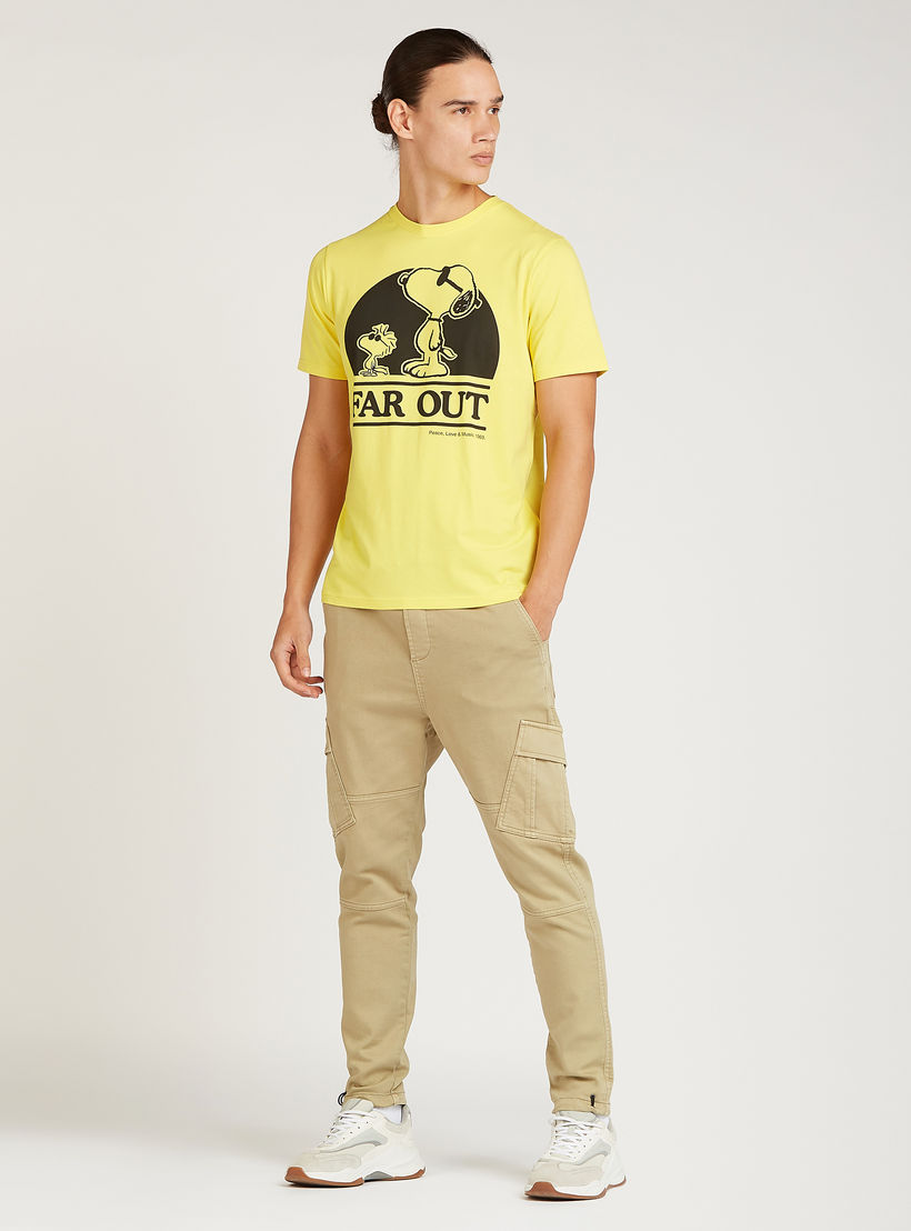 تيشيرت بقصة سليم بياقة ضيقة وأكمام قصيرة وطبعات سنوبي-men-clothing-tshirtsandpolos-tshirts-image-2