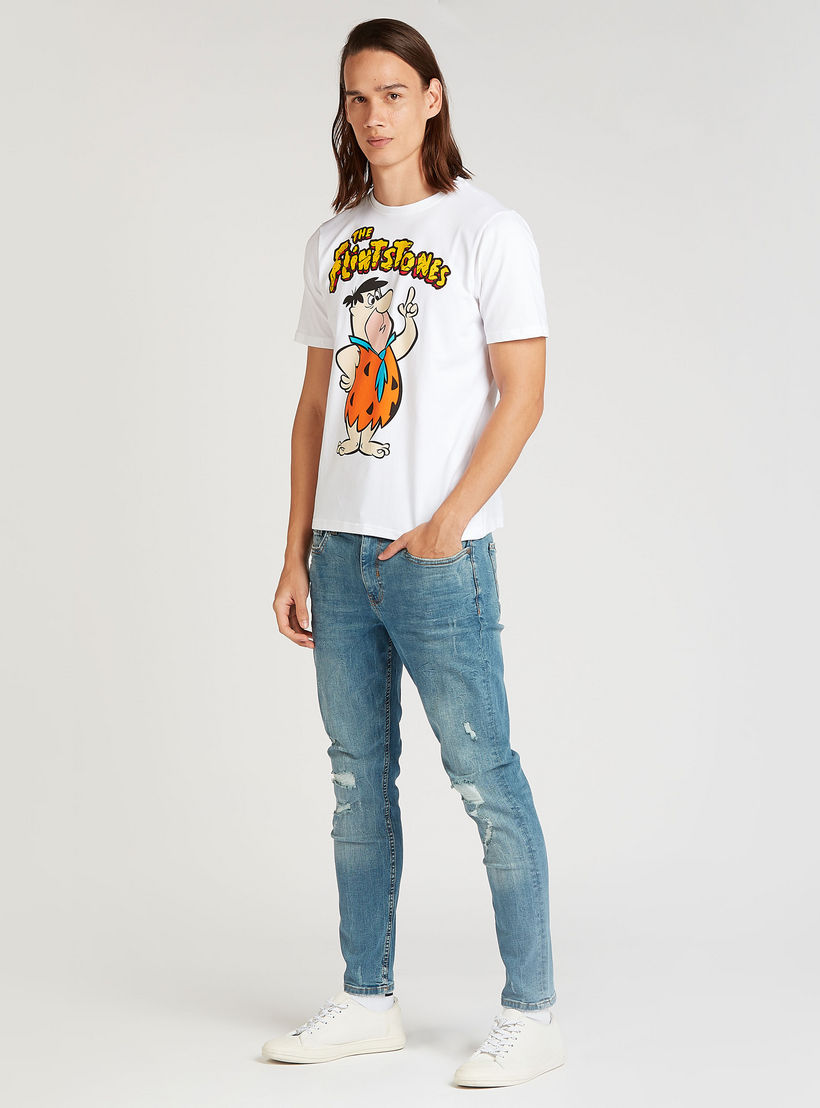 تيشيرت مستدام سليم فيت بطبعات فلينستون وياقة ضيّقة-men-clothing-tshirtsandpolos-tshirts-image-2