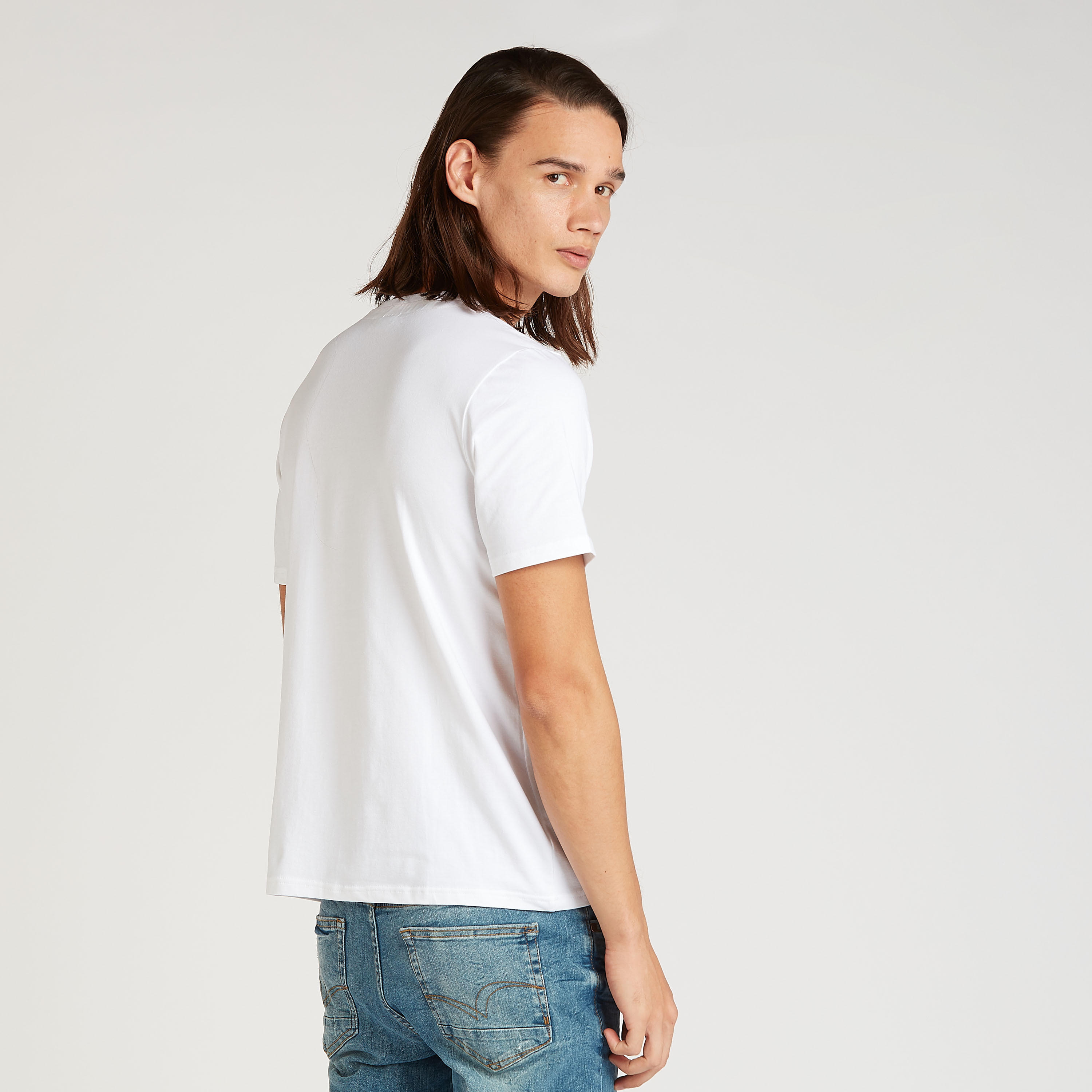 تيشيرت مستدام سليم فيت بطبعات فلينستون وياقة ضيّقة-men-clothing-tshirtsandpolos-tshirts-image-5