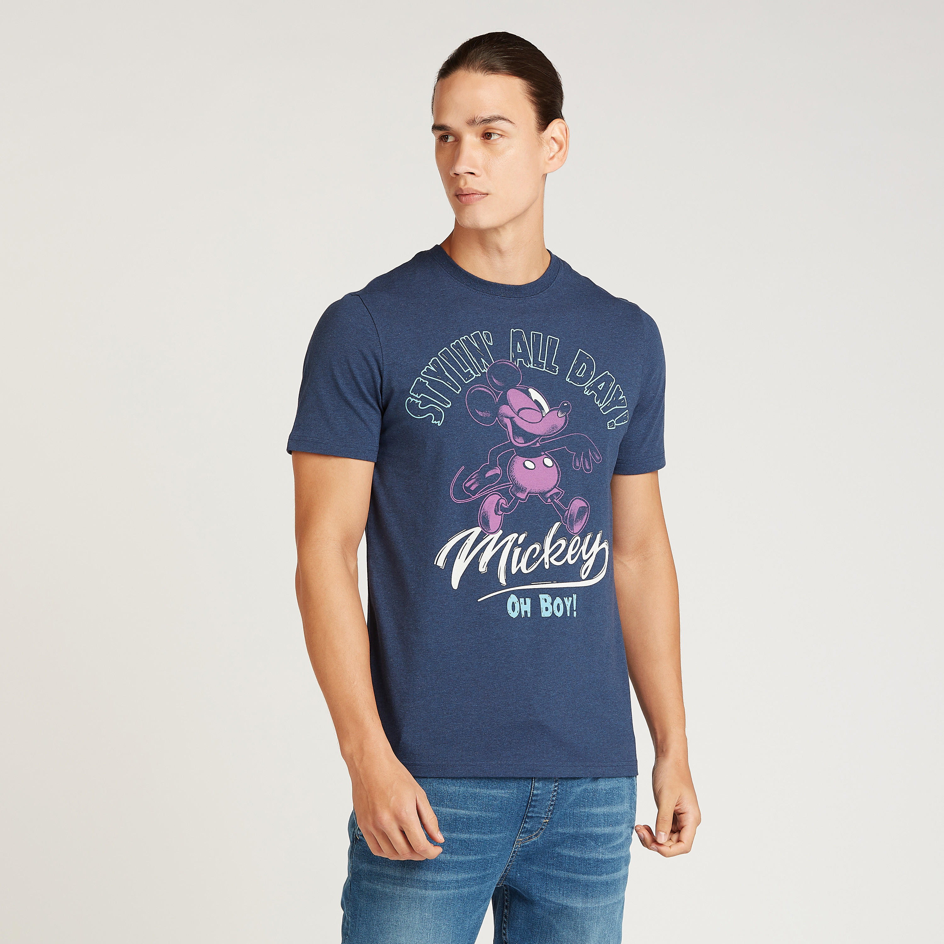 تيشيرت سليم بياقة ضيقة وأكمام قصيرة وطبعات ميكي ماوس-men-clothing-tshirtsandpolos-tshirts-image-1