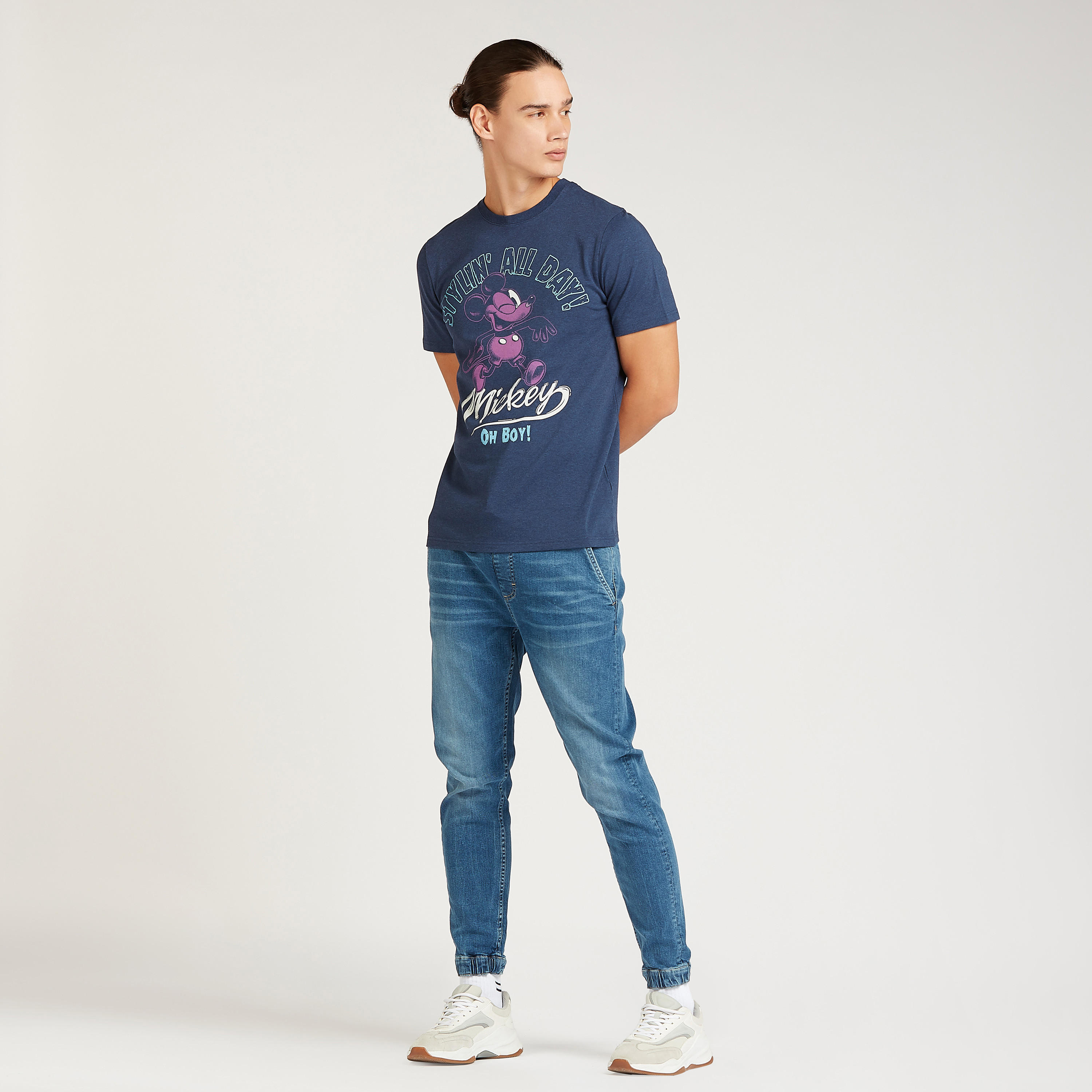 تيشيرت سليم بياقة ضيقة وأكمام قصيرة وطبعات ميكي ماوس-men-clothing-tshirtsandpolos-tshirts-image-2