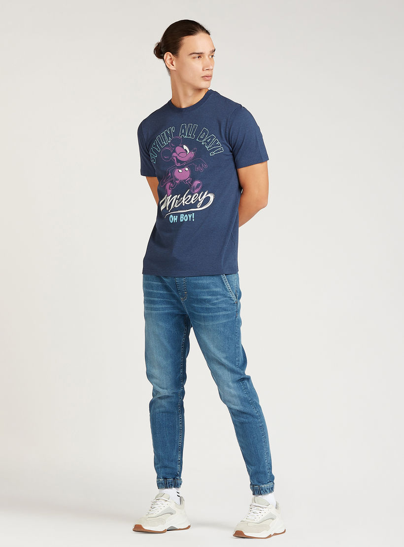 تيشيرت سليم بياقة ضيقة وأكمام قصيرة وطبعات ميكي ماوس-men-clothing-tshirtsandpolos-tshirts-image-2