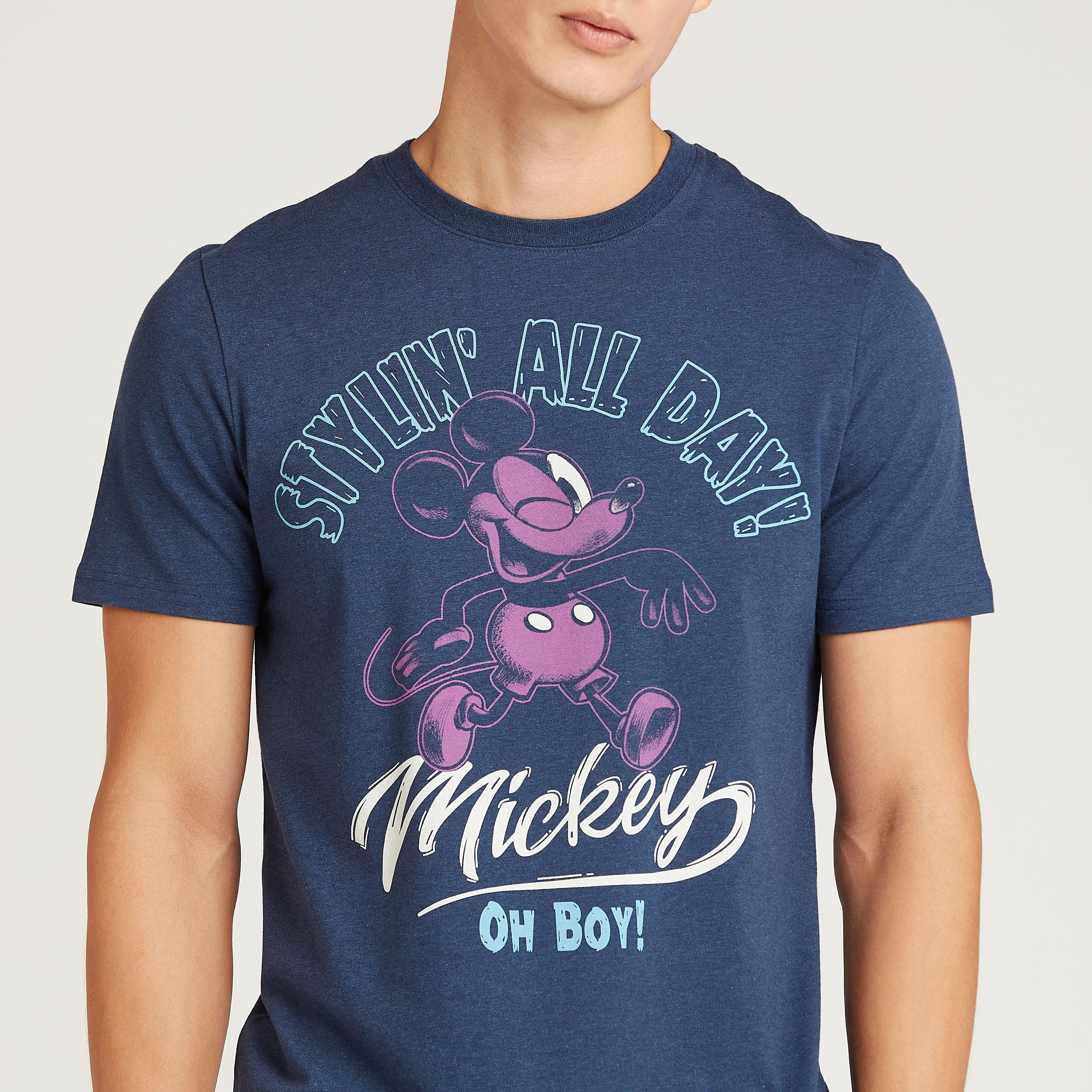 تيشيرت سليم بياقة ضيقة وأكمام قصيرة وطبعات ميكي ماوس-men-clothing-tshirtsandpolos-tshirts-image-3