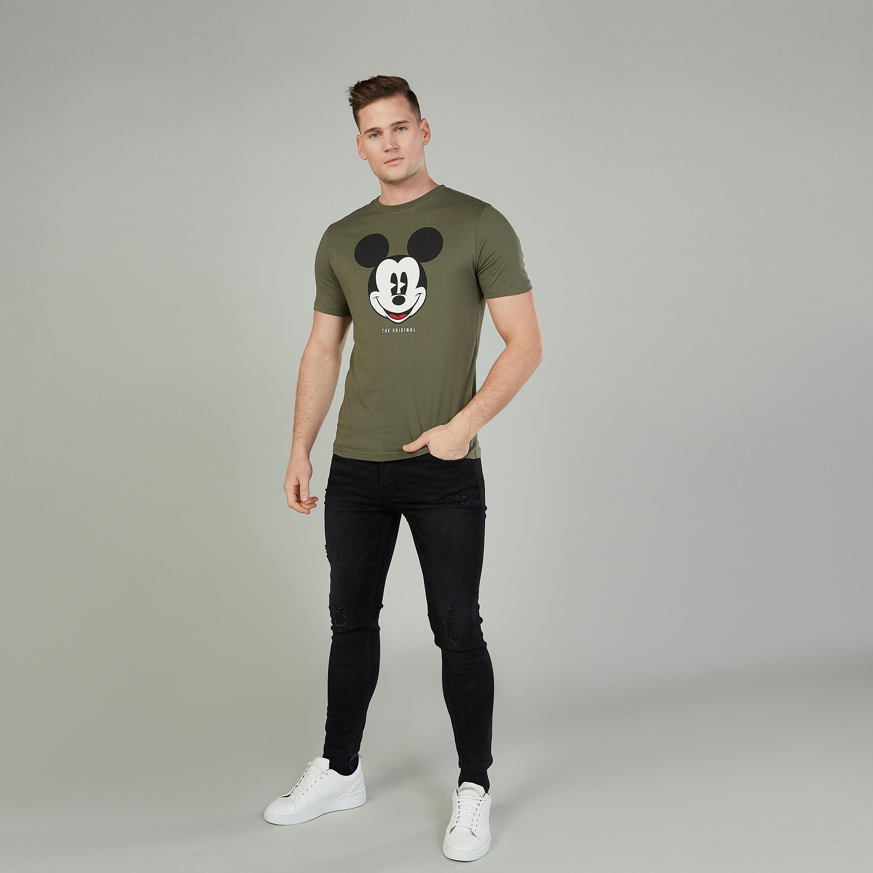 تيشيرت سليم بياقة ضيقة وأكمام قصيرة وطبعات ميكي ماوس-men-clothing-tshirtsandpolos-tshirts-image-2