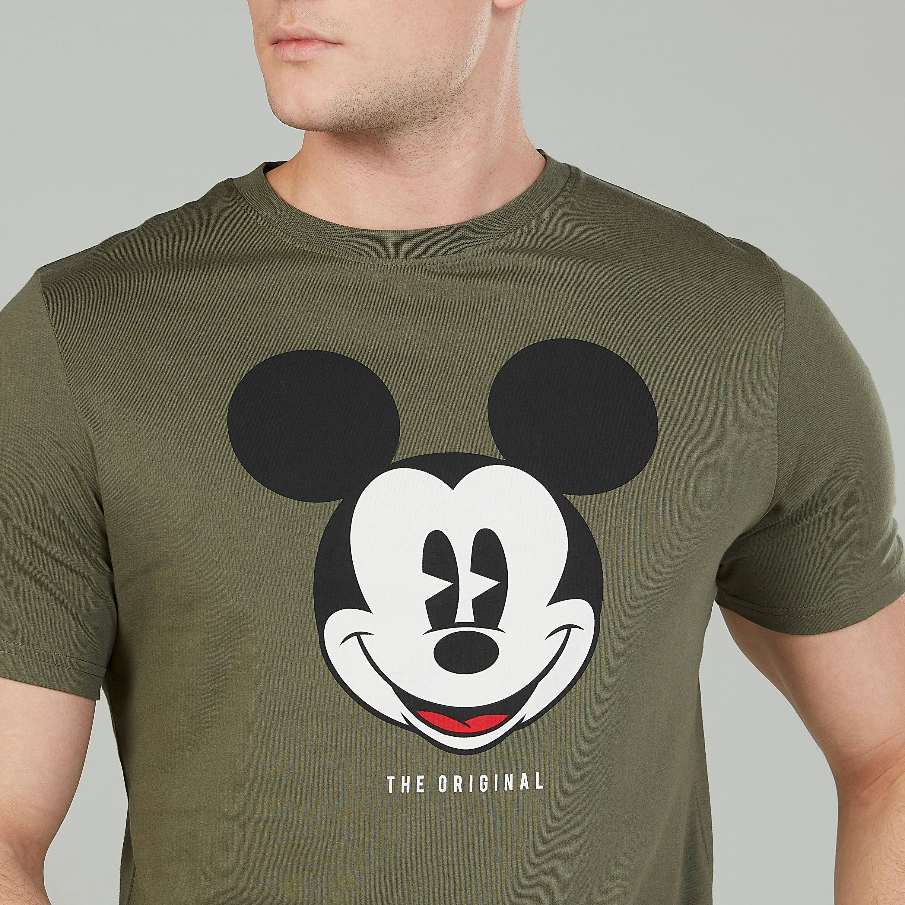 تيشيرت سليم بياقة ضيقة وأكمام قصيرة وطبعات ميكي ماوس-men-clothing-tshirtsandpolos-tshirts-image-3