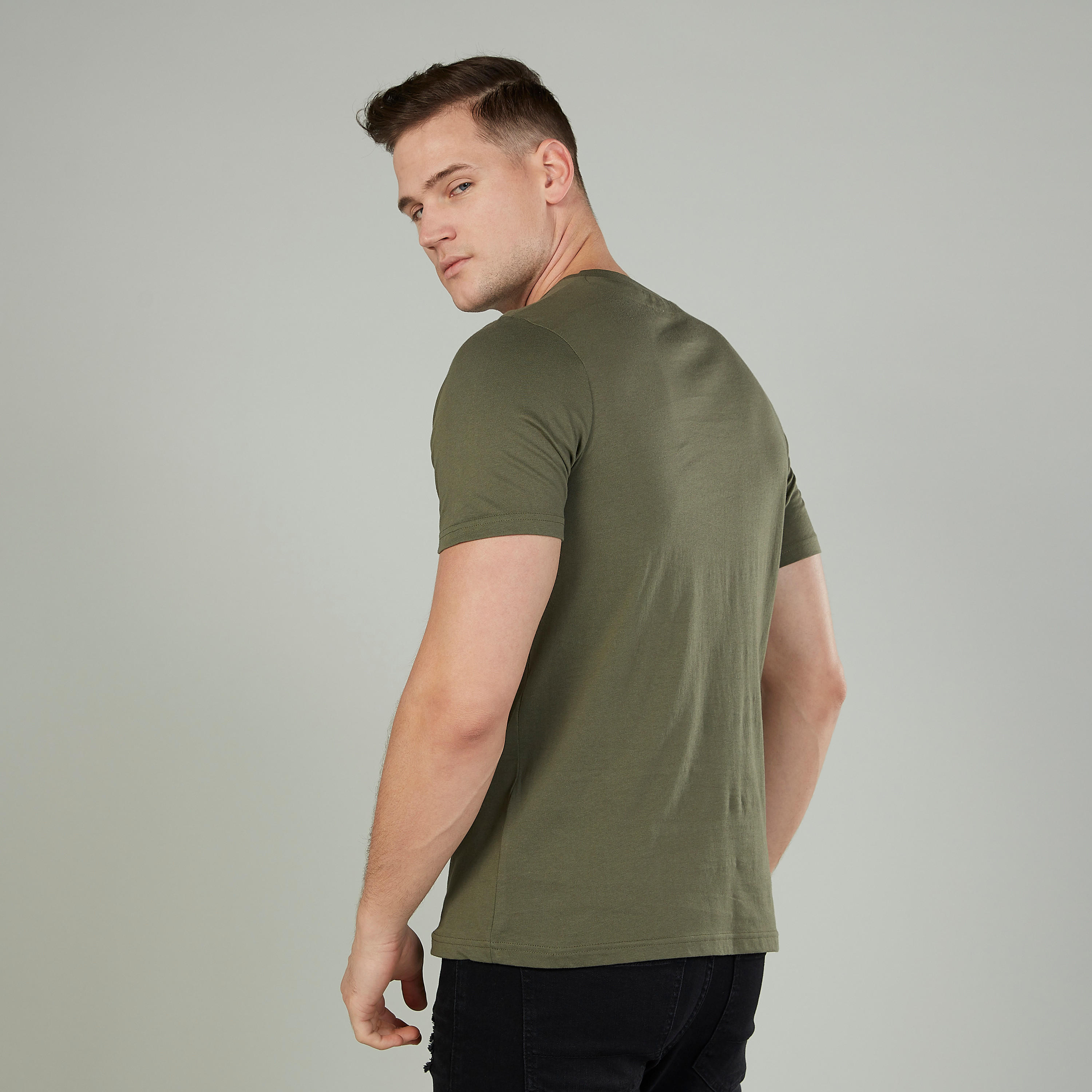 تيشيرت سليم بياقة ضيقة وأكمام قصيرة وطبعات ميكي ماوس-men-clothing-tshirtsandpolos-tshirts-image-4