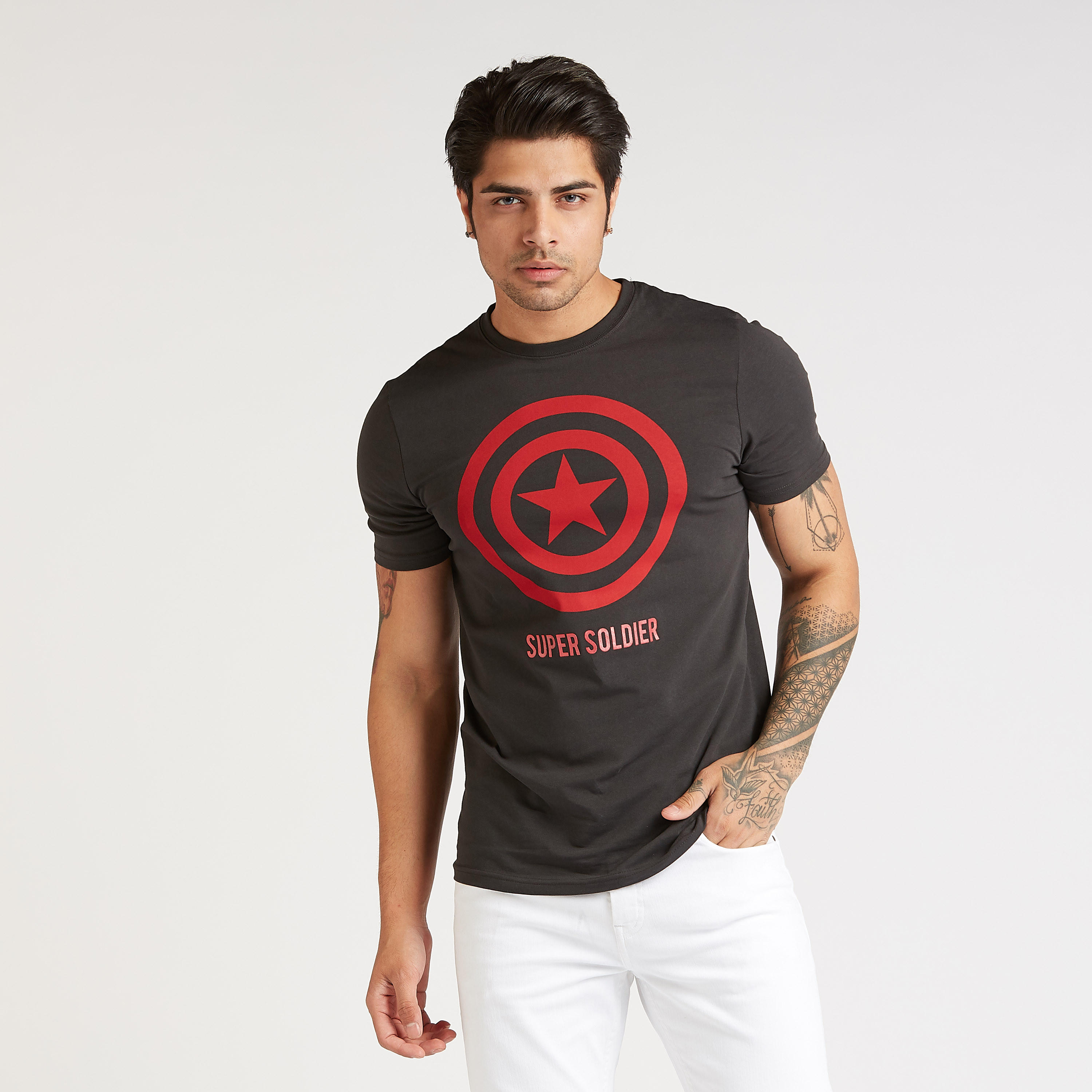 تيشيرت سليم بأكمام قصيرة وياقة ضيقة وطبعات كابتن أمريكا-men-clothing-tshirtsandpolos-tshirts-image-1