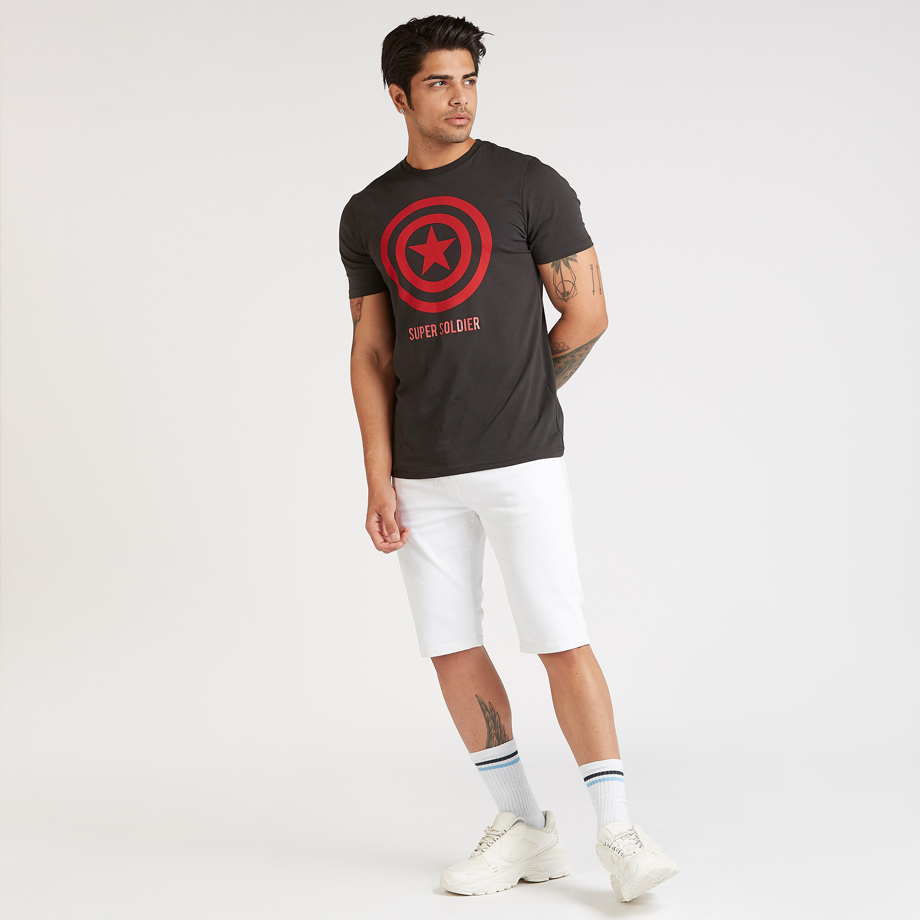 تيشيرت سليم بأكمام قصيرة وياقة ضيقة وطبعات كابتن أمريكا-men-clothing-tshirtsandpolos-tshirts-image-2