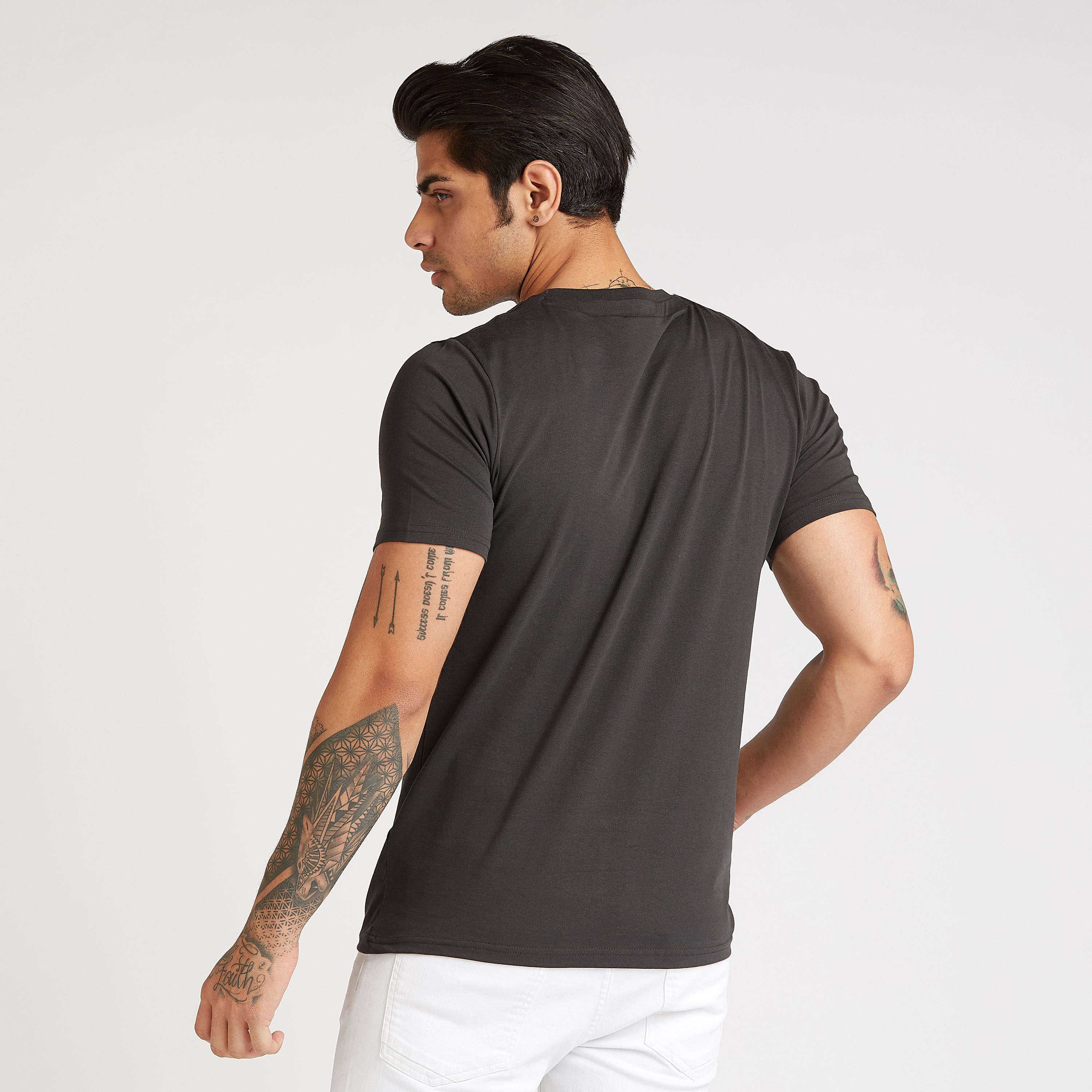 تيشيرت سليم بأكمام قصيرة وياقة ضيقة وطبعات كابتن أمريكا-men-clothing-tshirtsandpolos-tshirts-image-4