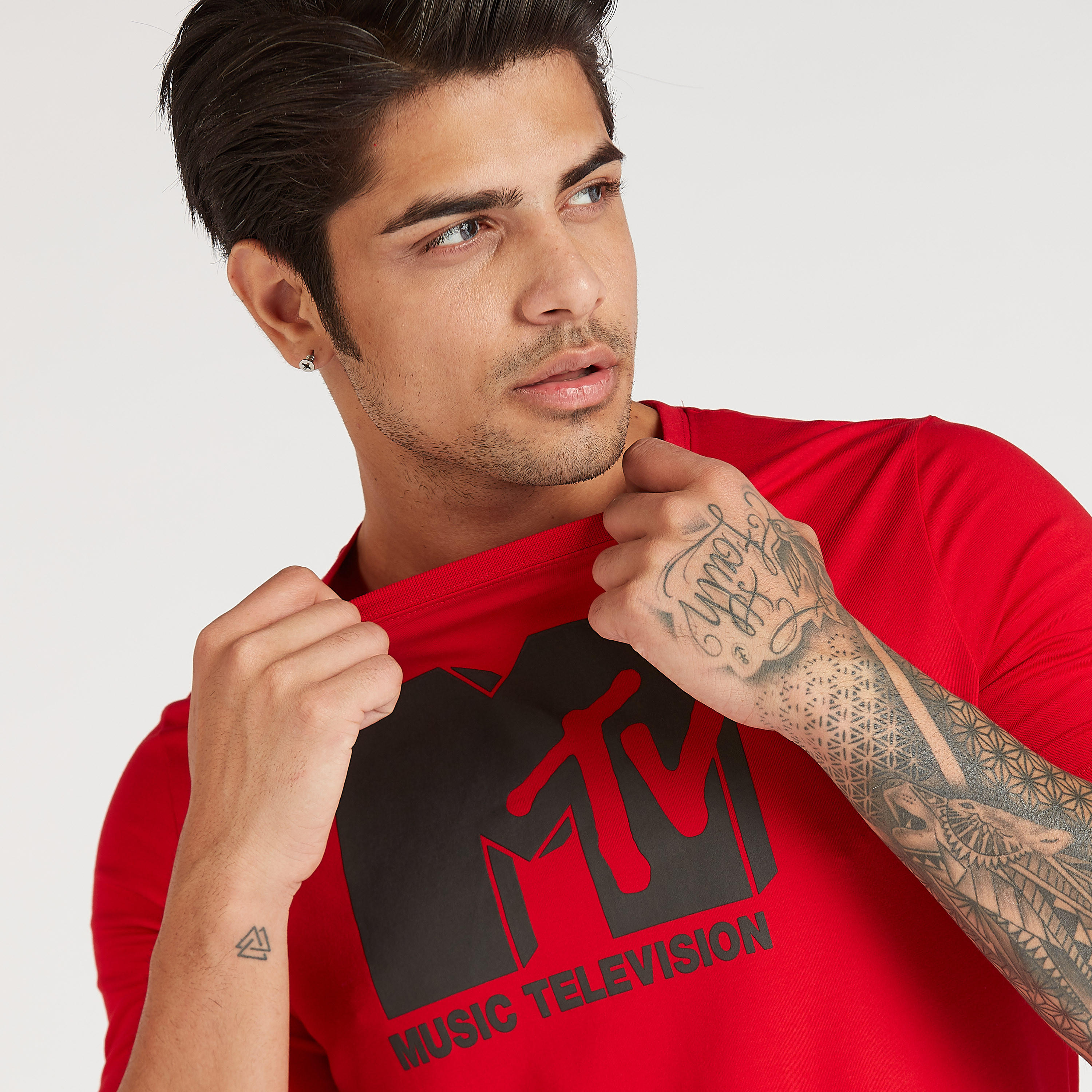 تيشيرت سليم بياقة ضيّقة وأكمام قصيرة وطبعات-men-clothing-tshirtsandpolos-tshirts-image-3